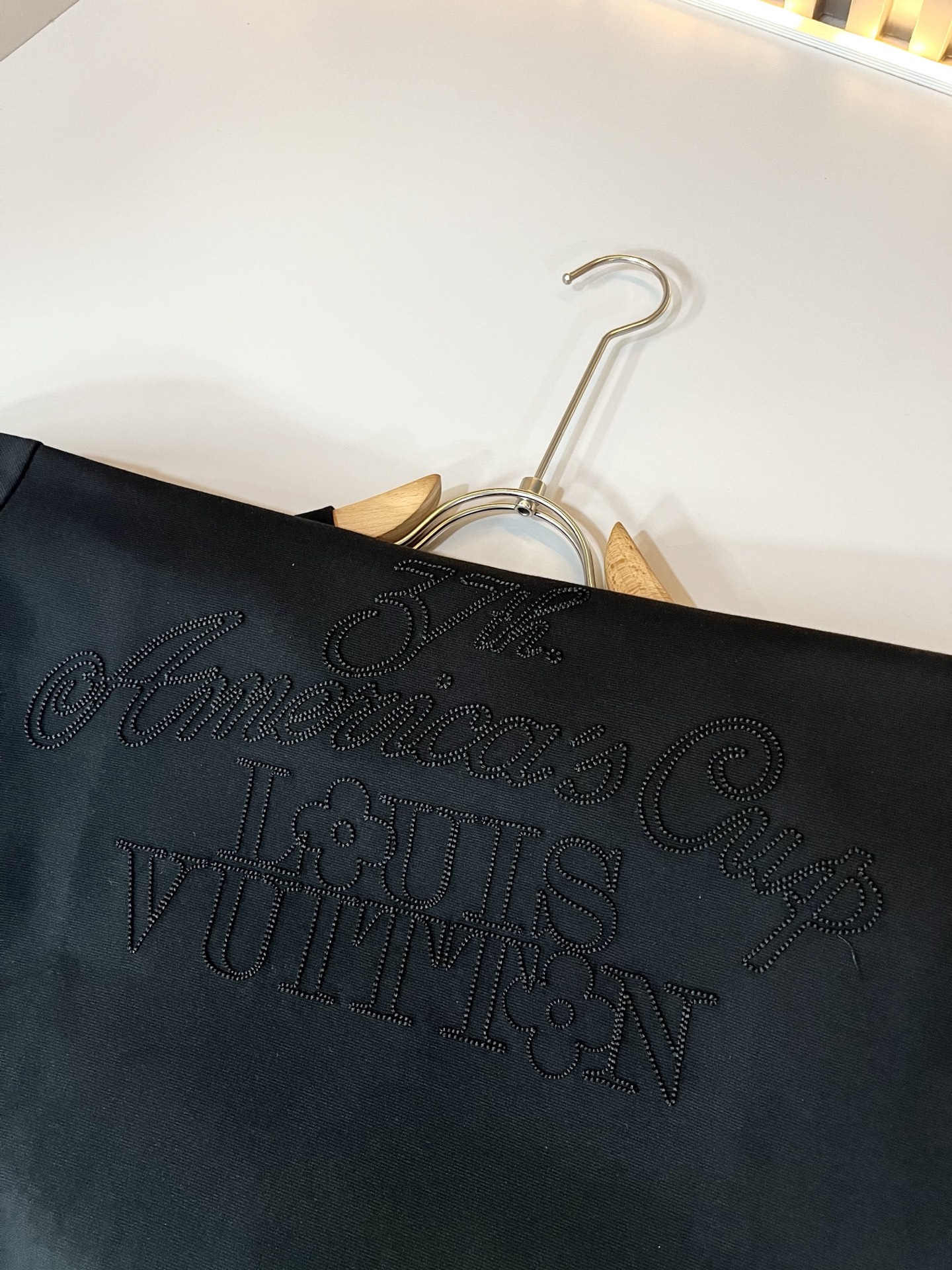  LouisVuitt*路易*登 2025春夏全新系列单品上线，非常时髦前卫的一款男女同款短袖T恤，标识