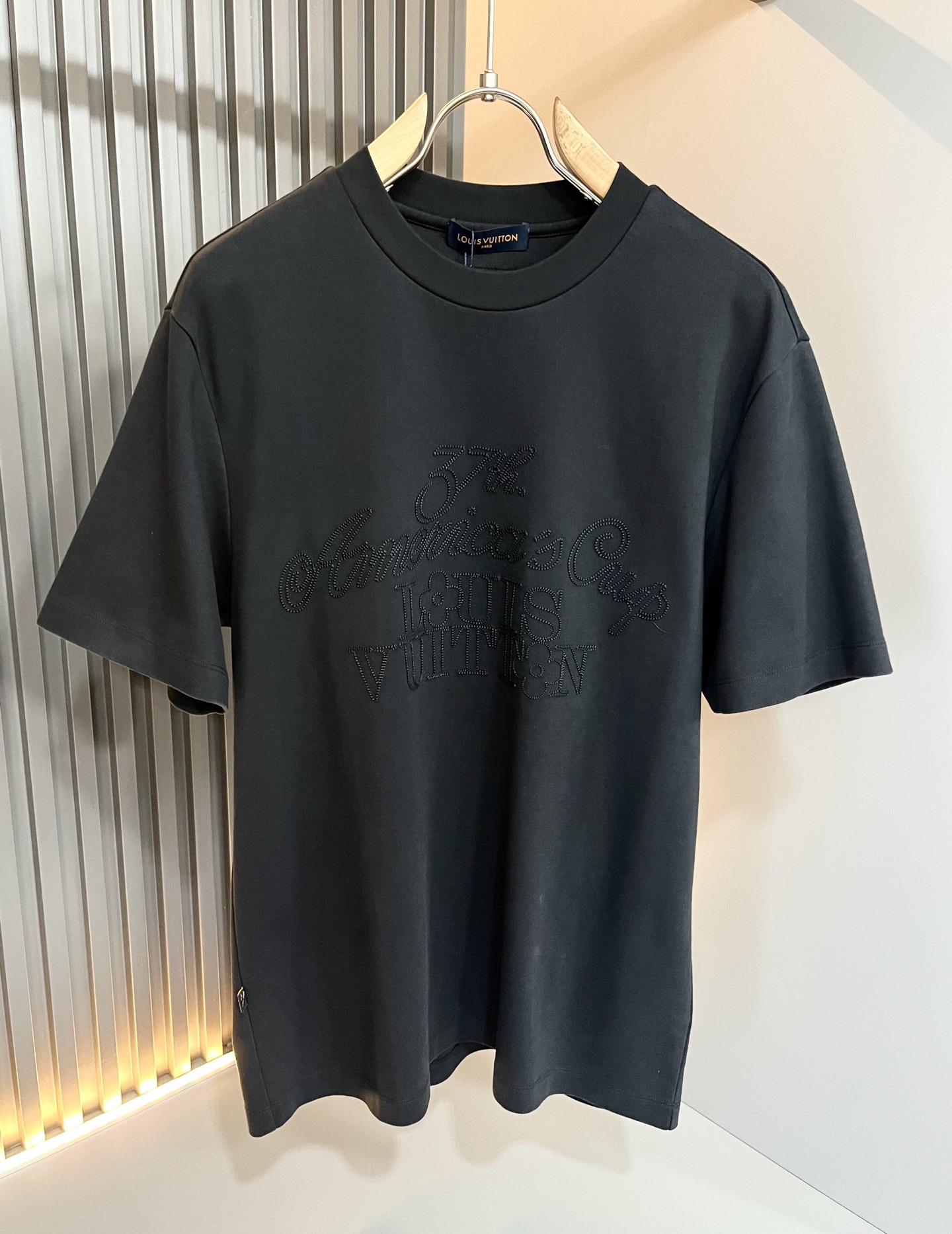  LouisVuitt*路易*登 2025春夏全新系列单品上线，非常时髦前卫的一款男女同款短袖T恤，标识