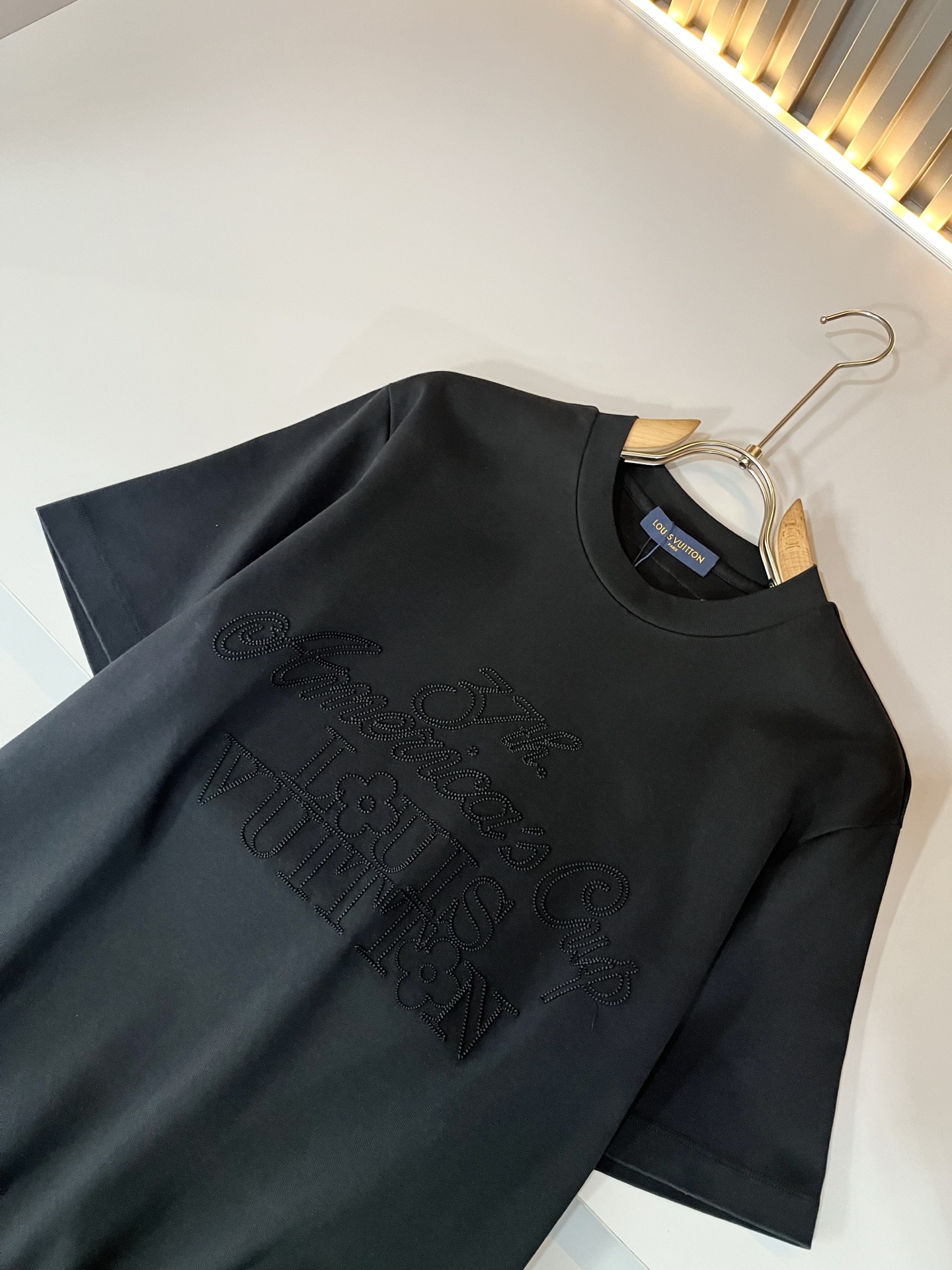  LouisVuitt*路易*登 2025春夏全新系列单品上线，非常时髦前卫的一款男女同款短袖T恤，标识