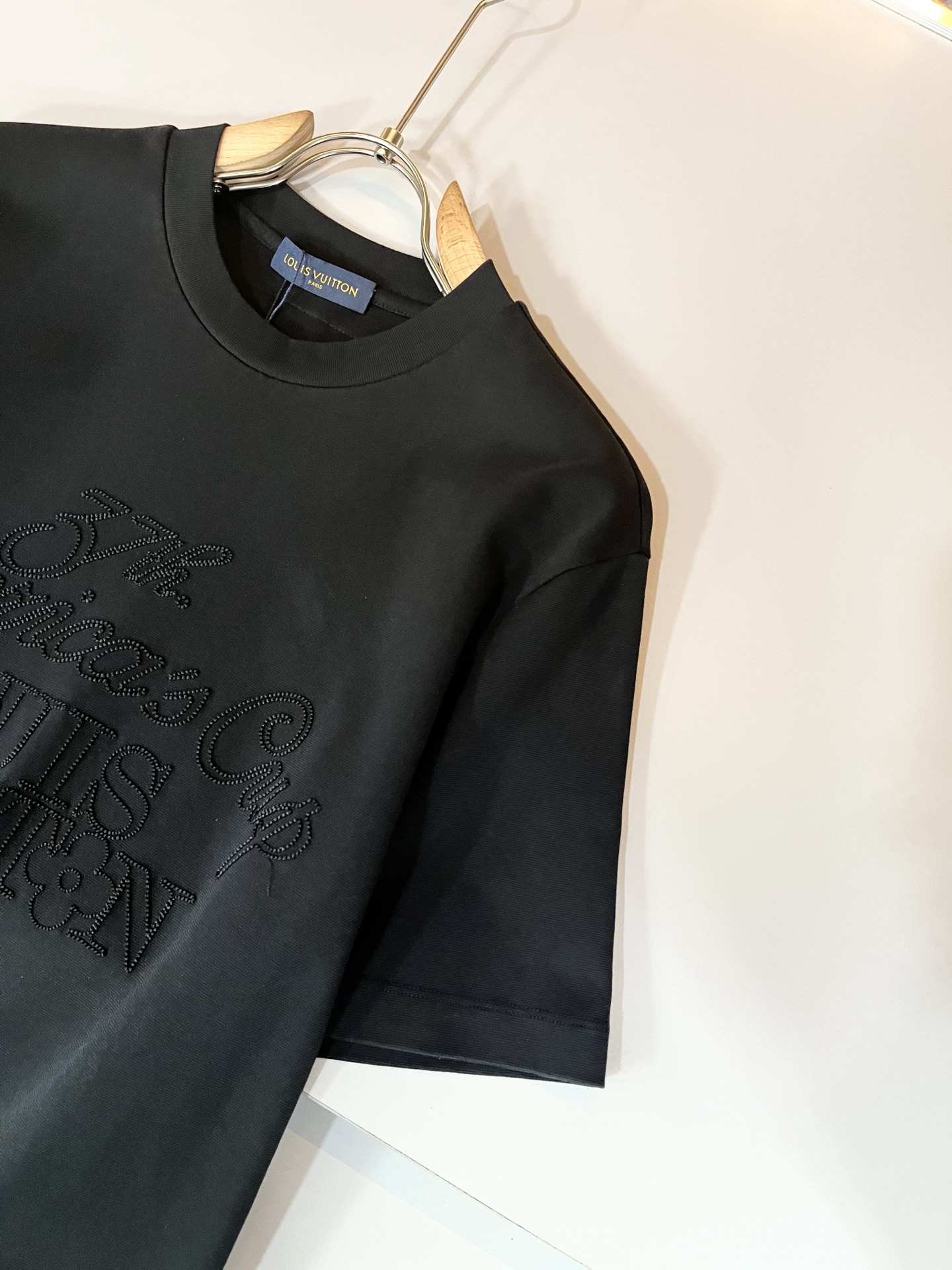 LouisVuitt*路易*登 2025春夏全新系列单品上线，非常时髦前卫的一款男女同款短袖T恤，标识