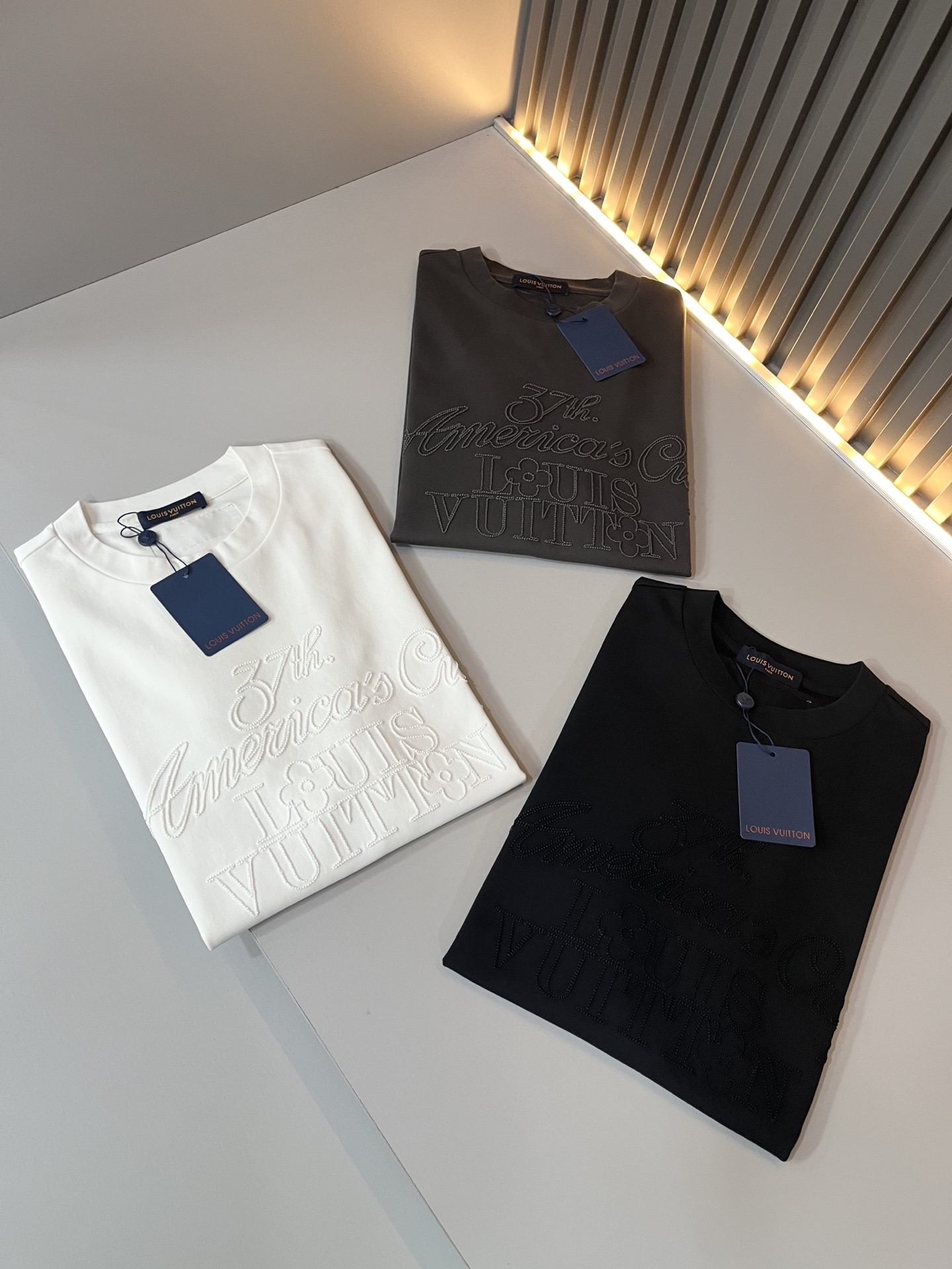  LouisVuitt*路易*登 2025春夏全新系列单品上线，非常时髦前卫的一款男女同款短袖T恤，标识