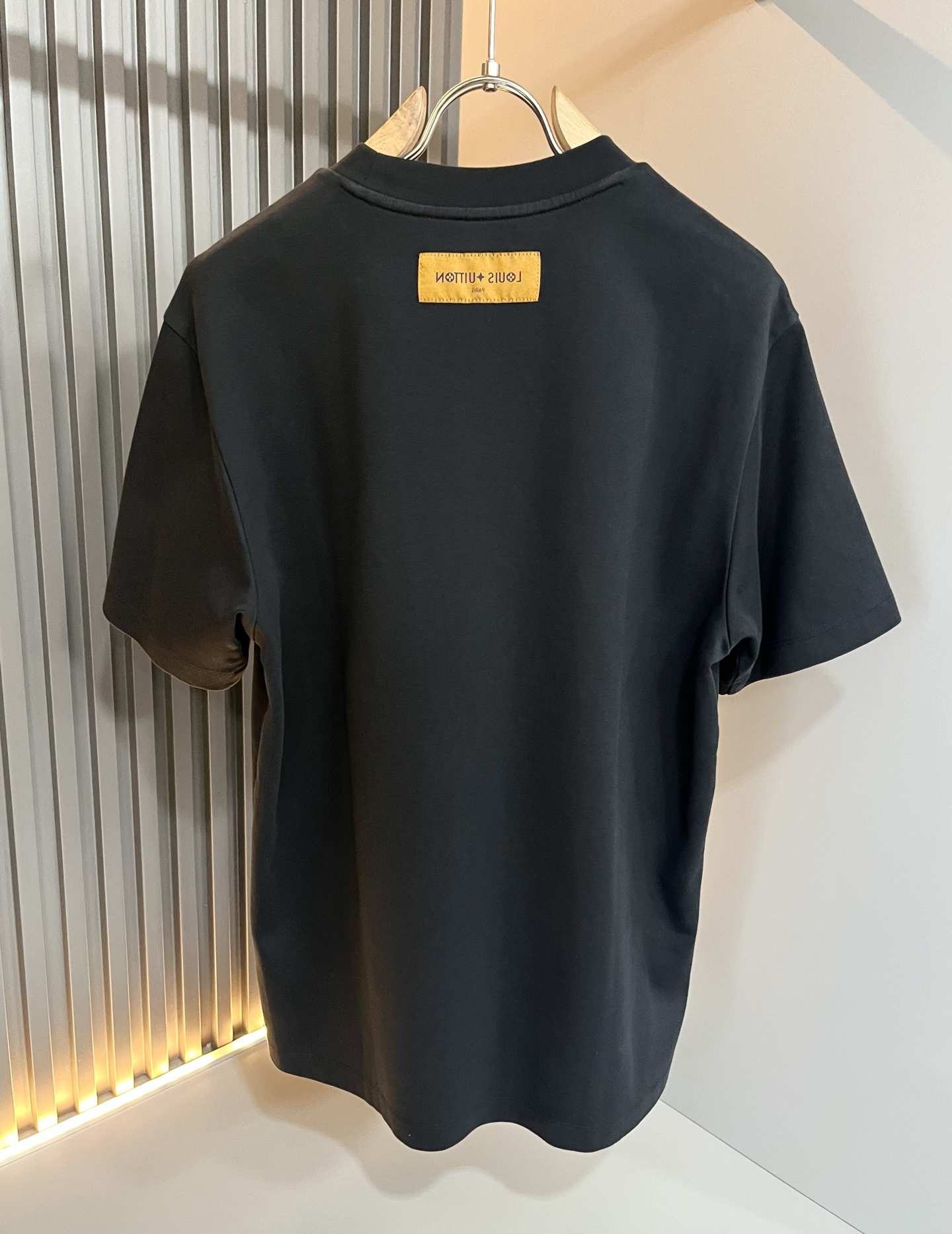  LouisVuitt*路易*登 2025春夏全新系列单品上线，非常时髦前卫的一款男女同款短袖T恤，标识