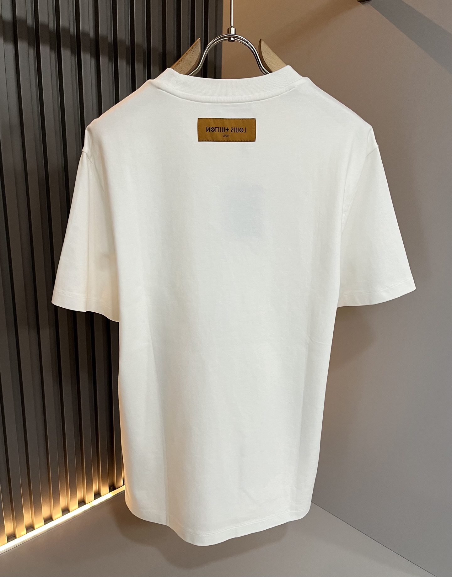  LouisVuitt*路易*登 2025春夏全新系列单品上线，非常时髦前卫的一款男女同款短袖T恤，标识