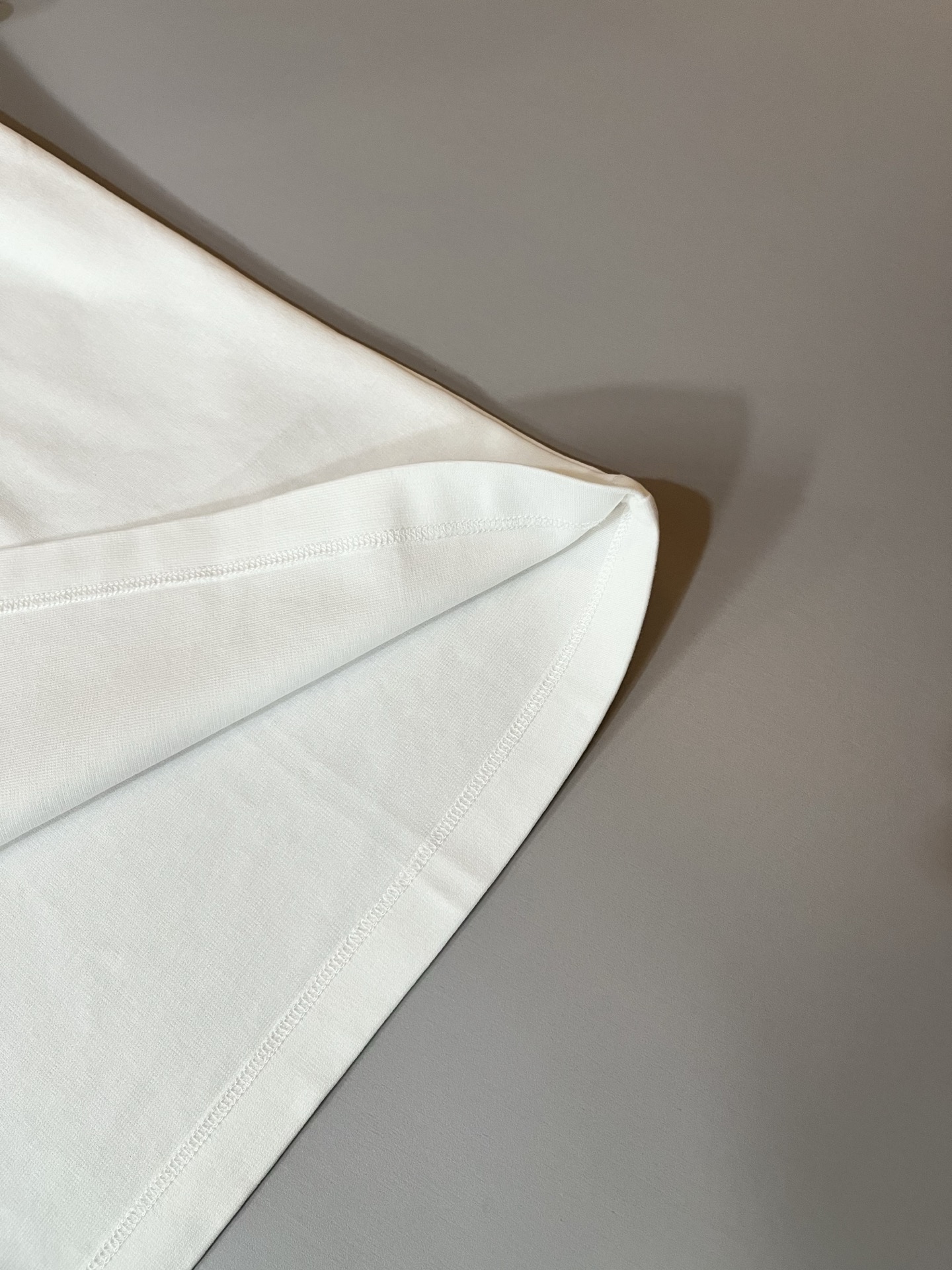  LouisVuitt*路易*登 2025春夏全新系列单品上线，非常时髦前卫的一款男女同款短袖T恤，标识