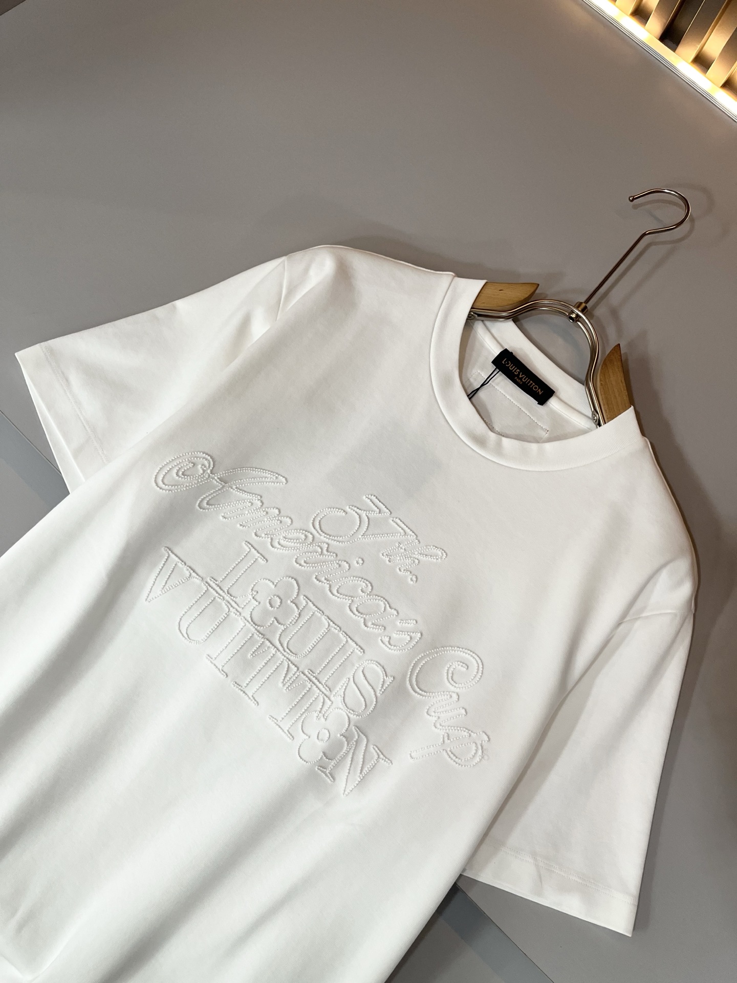  LouisVuitt*路易*登 2025春夏全新系列单品上线，非常时髦前卫的一款男女同款短袖T恤，标识