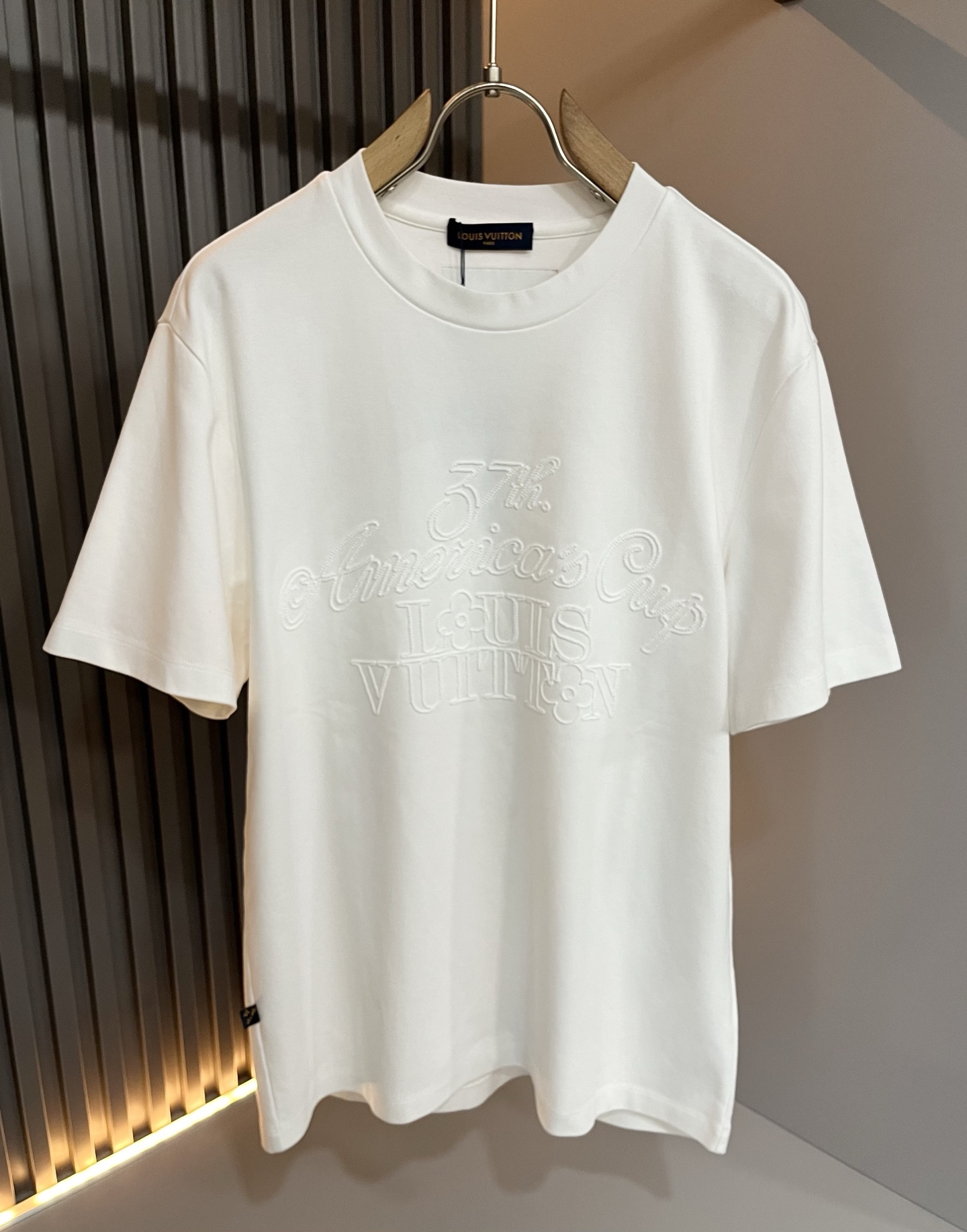  LouisVuitt*路易*登 2025春夏全新系列单品上线，非常时髦前卫的一款男女同款短袖T恤，标识