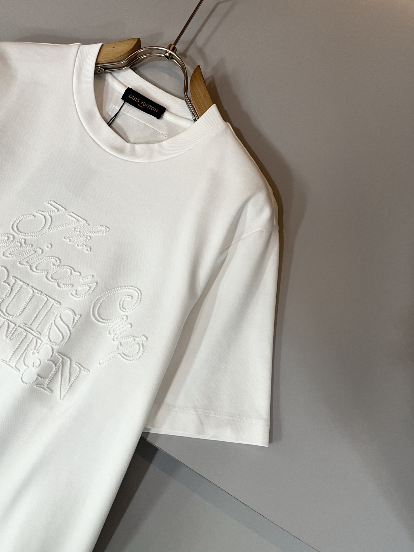  LouisVuitt*路易*登 2025春夏全新系列单品上线，非常时髦前卫的一款男女同款短袖T恤，标识