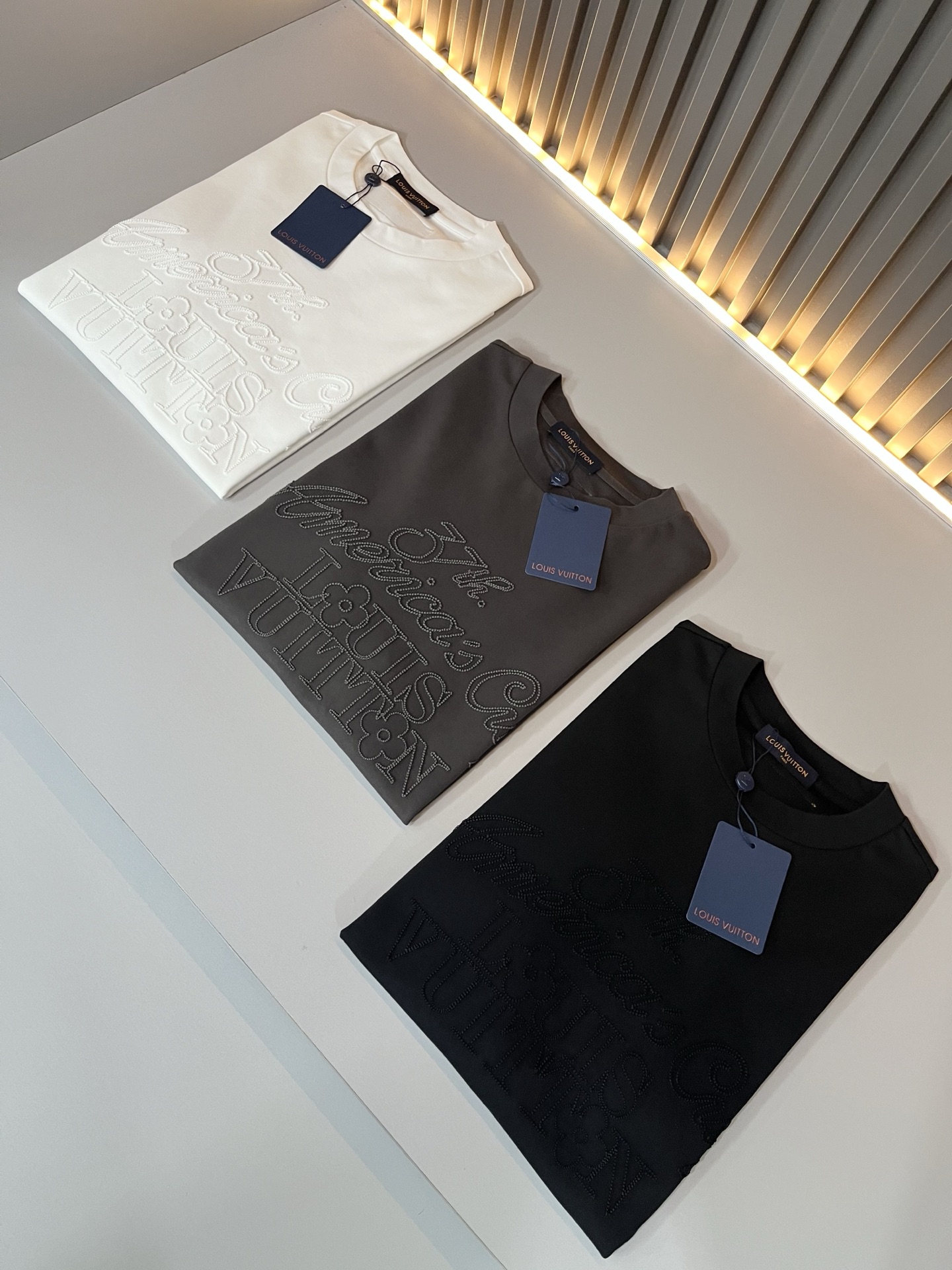  LouisVuitt*路易*登 2025春夏全新系列单品上线，非常时髦前卫的一款男女同款短袖T恤，标识