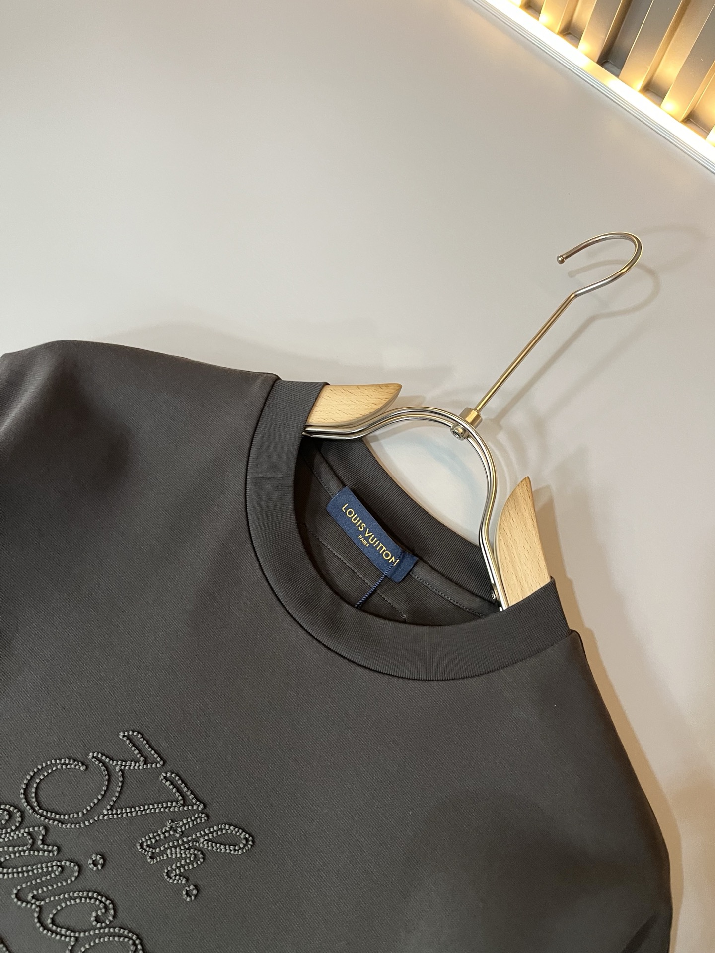  LouisVuitt*路易*登 2025春夏全新系列单品上线，非常时髦前卫的一款男女同款短袖T恤，标识