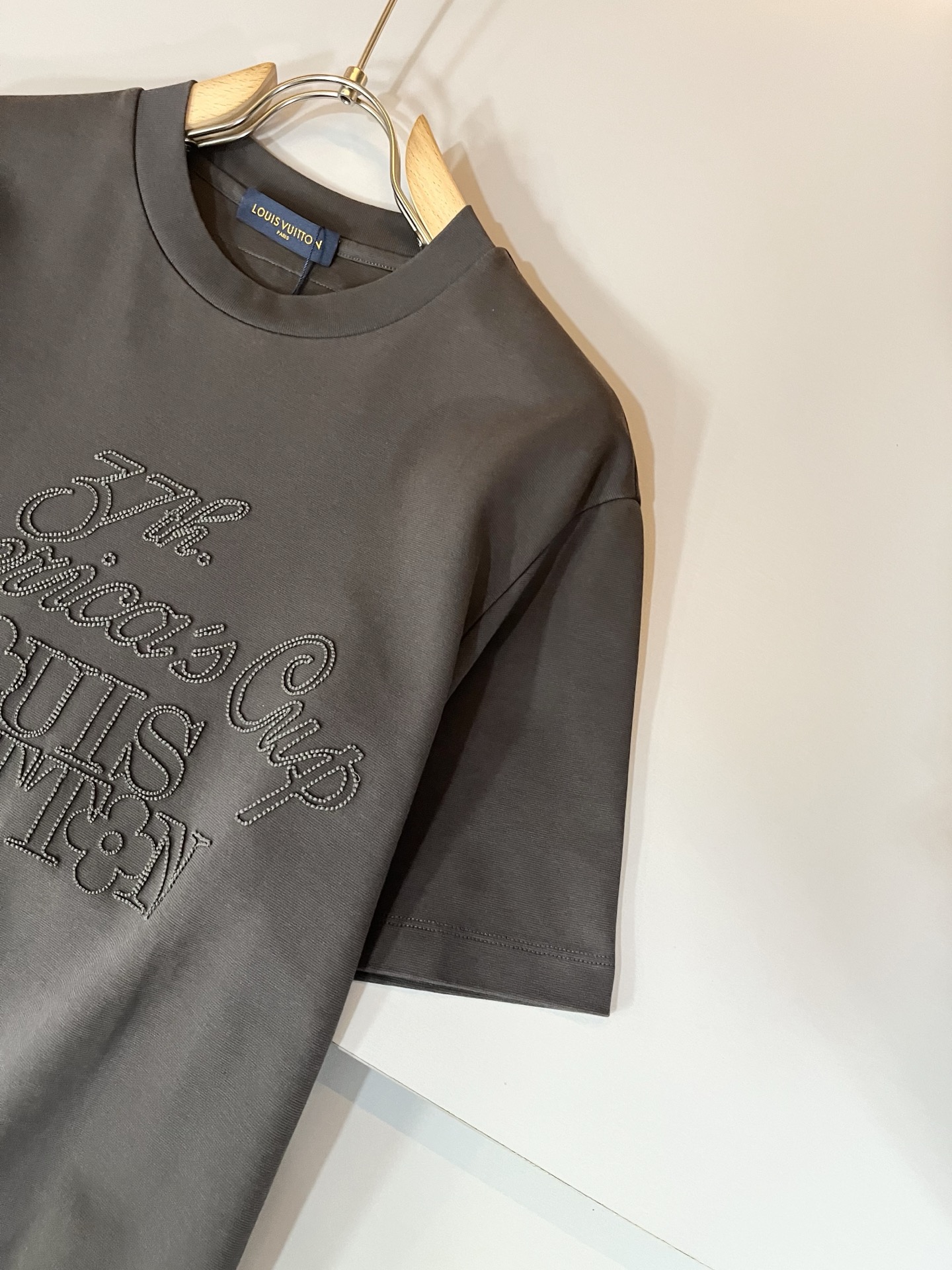  LouisVuitt*路易*登 2025春夏全新系列单品上线，非常时髦前卫的一款男女同款短袖T恤，标识