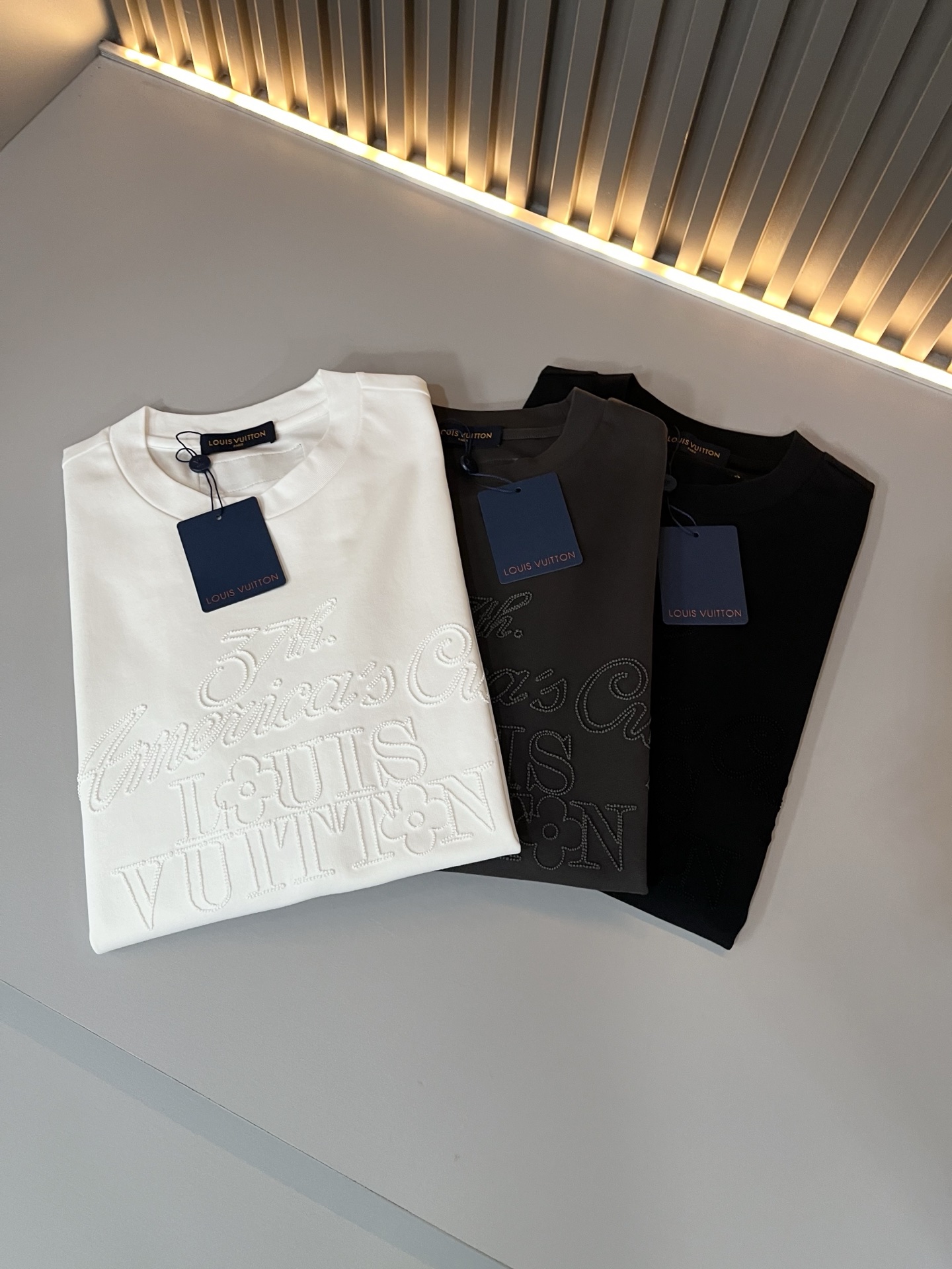  LouisVuitt*路易*登 2025春夏全新系列单品上线，非常时髦前卫的一款男女同款短袖T恤，标识