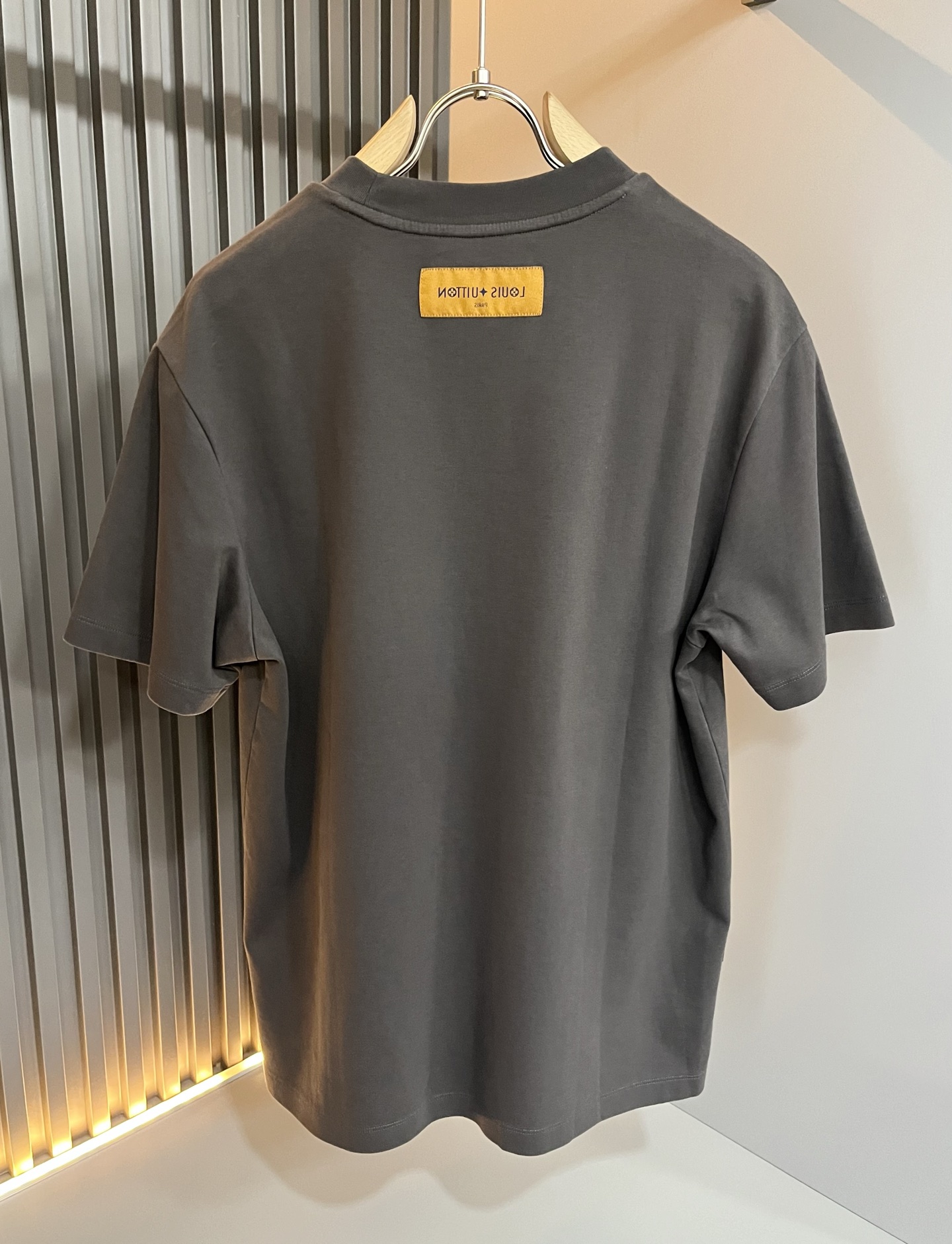  LouisVuitt*路易*登 2025春夏全新系列单品上线，非常时髦前卫的一款男女同款短袖T恤，标识