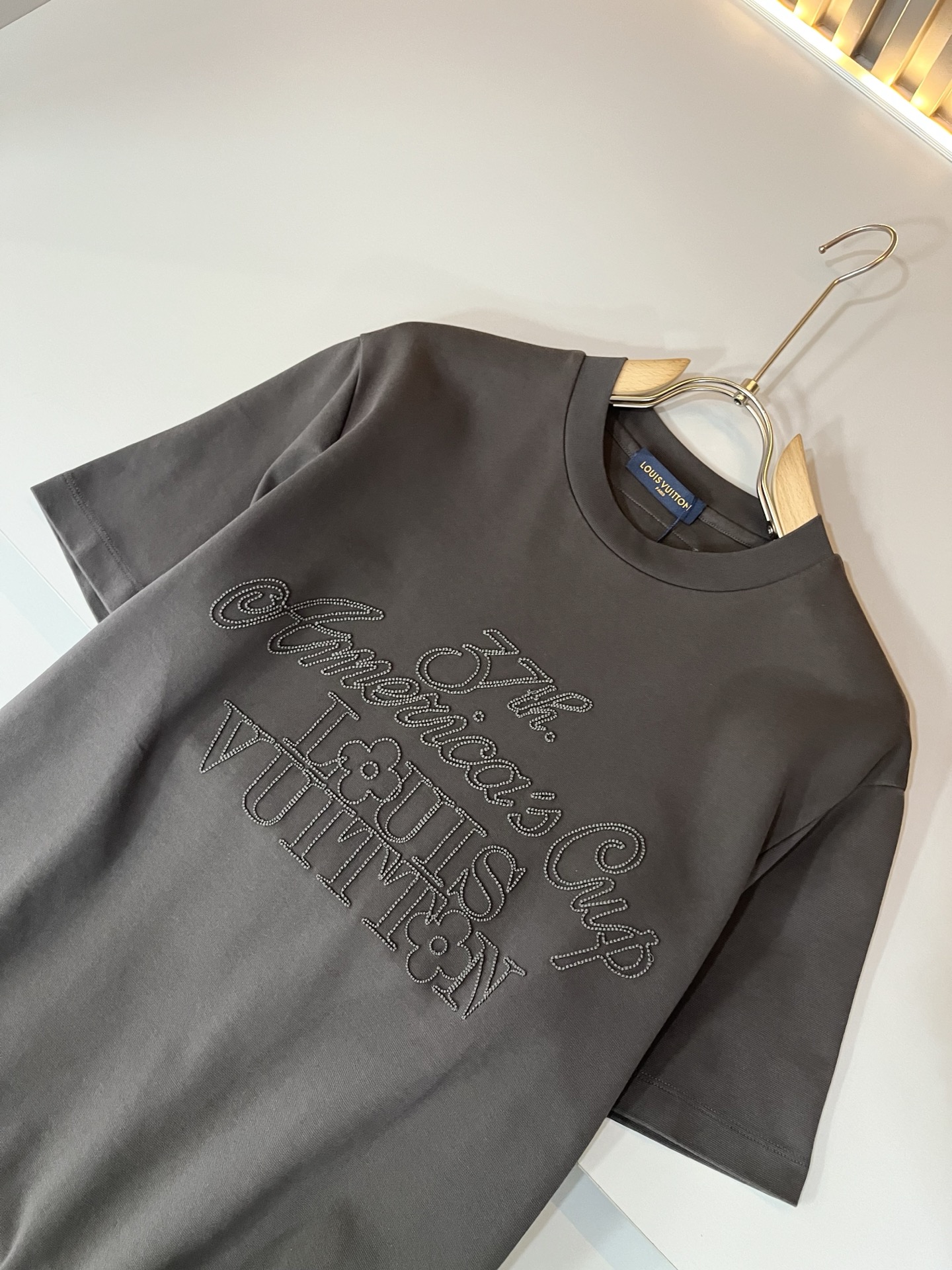  LouisVuitt*路易*登 2025春夏全新系列单品上线，非常时髦前卫的一款男女同款短袖T恤，标识