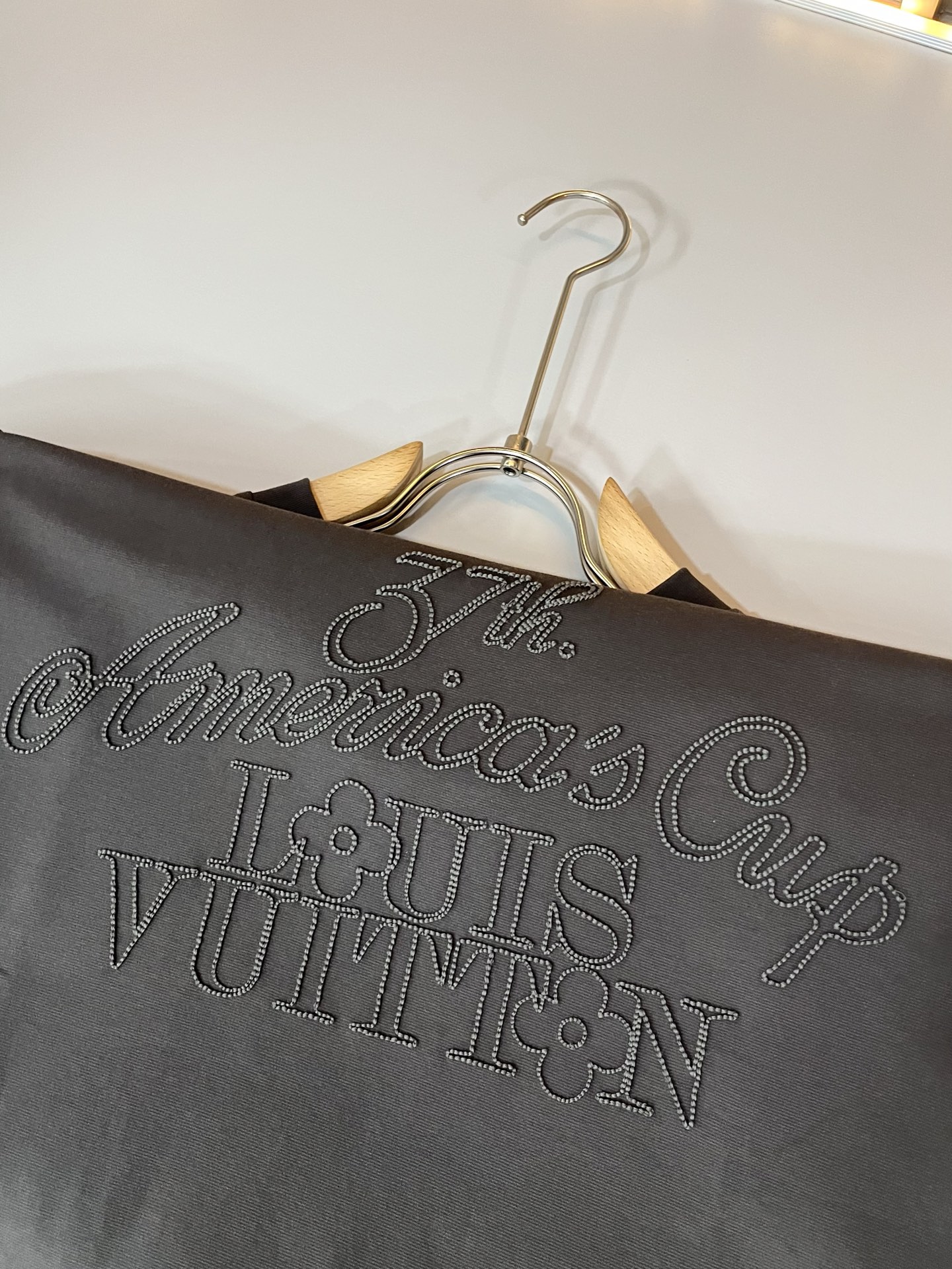  LouisVuitt*路易*登 2025春夏全新系列单品上线，非常时髦前卫的一款男女同款短袖T恤，标识