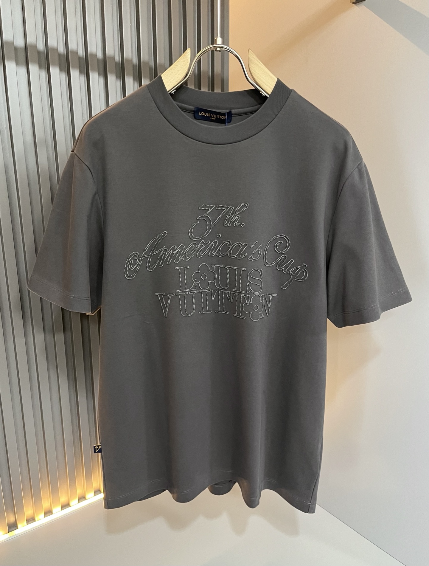  LouisVuitt*路易*登 2025春夏全新系列单品上线，非常时髦前卫的一款男女同款短袖T恤，标识