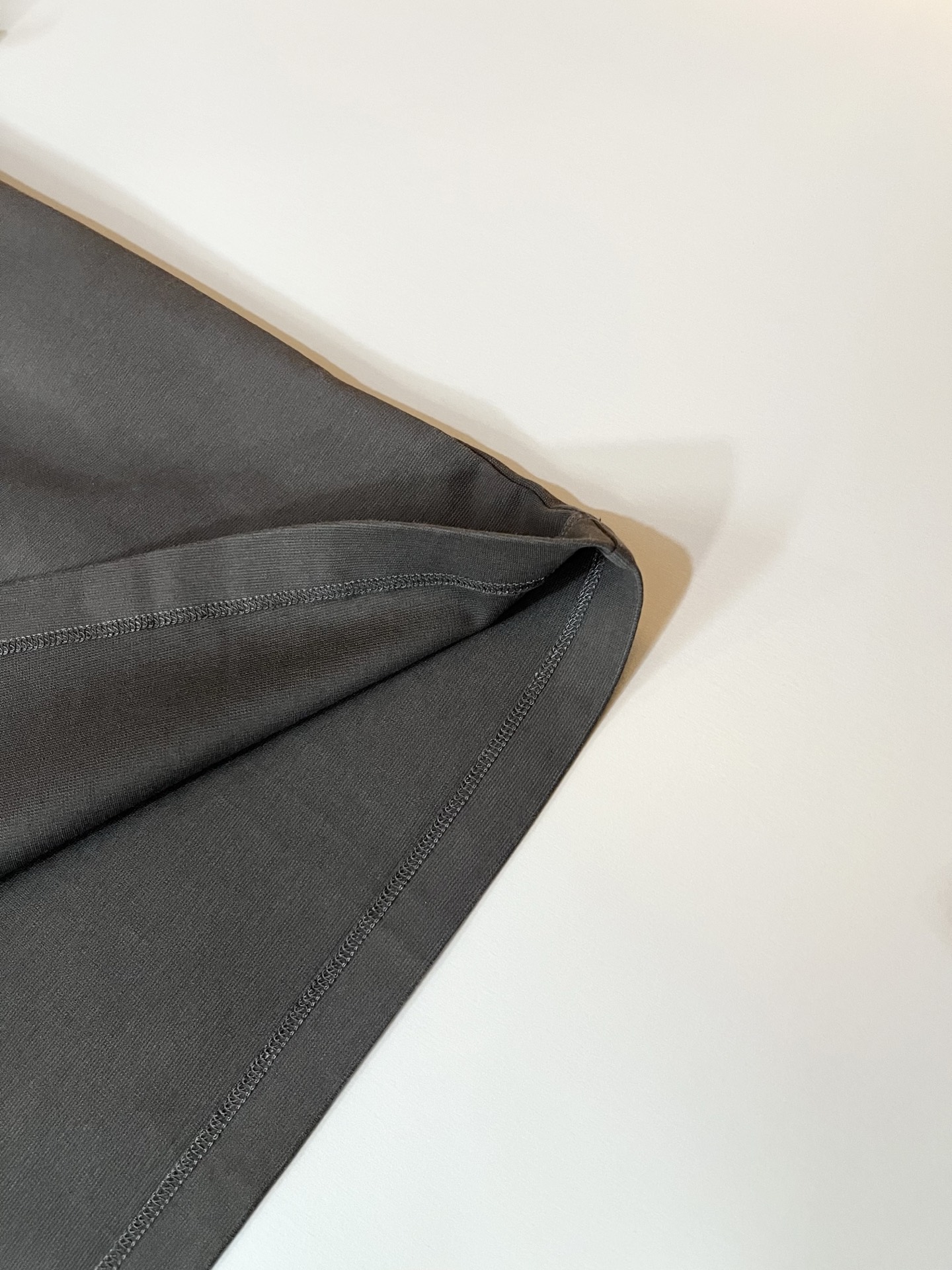  LouisVuitt*路易*登 2025春夏全新系列单品上线，非常时髦前卫的一款男女同款短袖T恤，标识