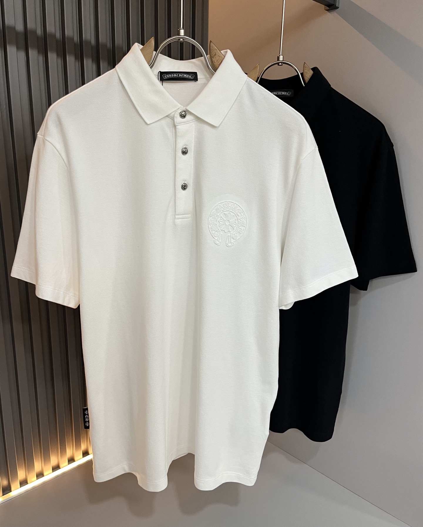 NO:513327,Chrome Hear*s 2025 Spring and Summer New Limited Edition 2025 Short-sleeved Polo Shirt, Recommended for Cracked Wall!  The fashionable and arrogant Chrome Hear*s is favored by the whole world. SS is a hot topic, with classic short-sleeved T-shirt elements, and chest embroidery logo design!  Full of fashionable luxury style, exuding a charming sense of art!  Large and lazy, high-end exclusive double mercerated bead flooring material for customer supply!  Super comfortable upper body!  Large oversized shoulder-falling!  Men and women are the same style!  Color black white Size M-3XL, chrome hearts, T-shirt, alexander wang19860909Chrome Hear*s 克*心 2025春夏新品限量版克*心短袖Polo衫,墙裂推荐！时尚傲娇的Chrome Hear*s,被全世界宠幸着.SS引爆款,经典克*心元素断绝短袖T,胸前刺绣logo工艺设计！充满了时尚的奢华风,散发着迷人的艺术感！宽大慵懒,客供高端专属双丝光珠地棉材质！上身超级舒适！大廓形大落肩！男女同款入！颜色黑色 白色 尺码M-3XL,,chrome hearts,T-shirt,alexander wang,Men's clothing