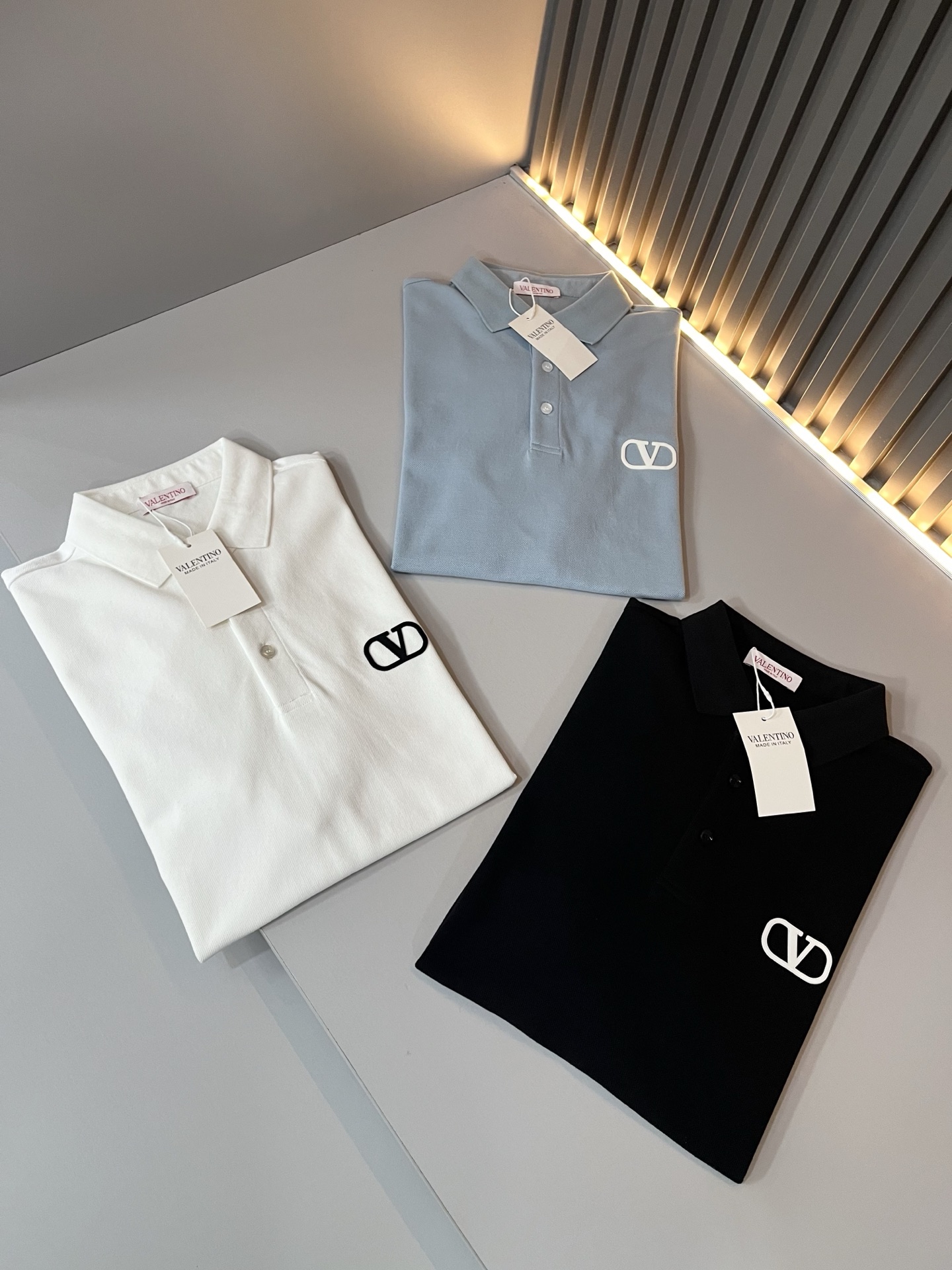  VALENTI*O华伦*奴～柜台款，2024春夏新款短袖休闲Polo衫，衣身压胶logo设计！简单时尚