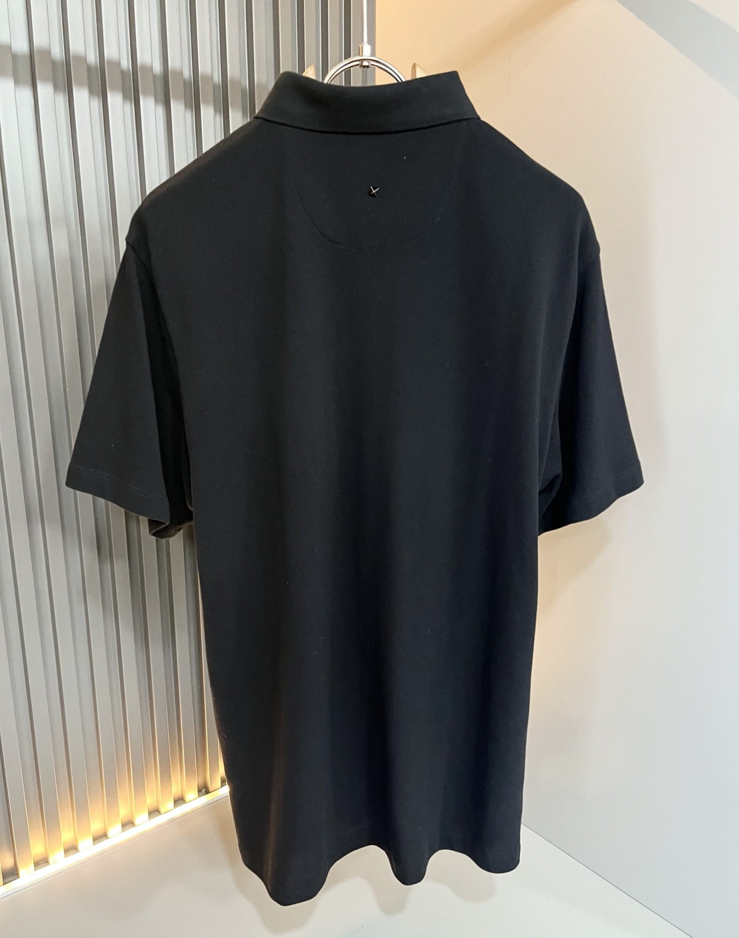  VALENTI*O华伦*奴～柜台款，2024春夏新款短袖休闲Polo衫，衣身压胶logo设计！简单时尚