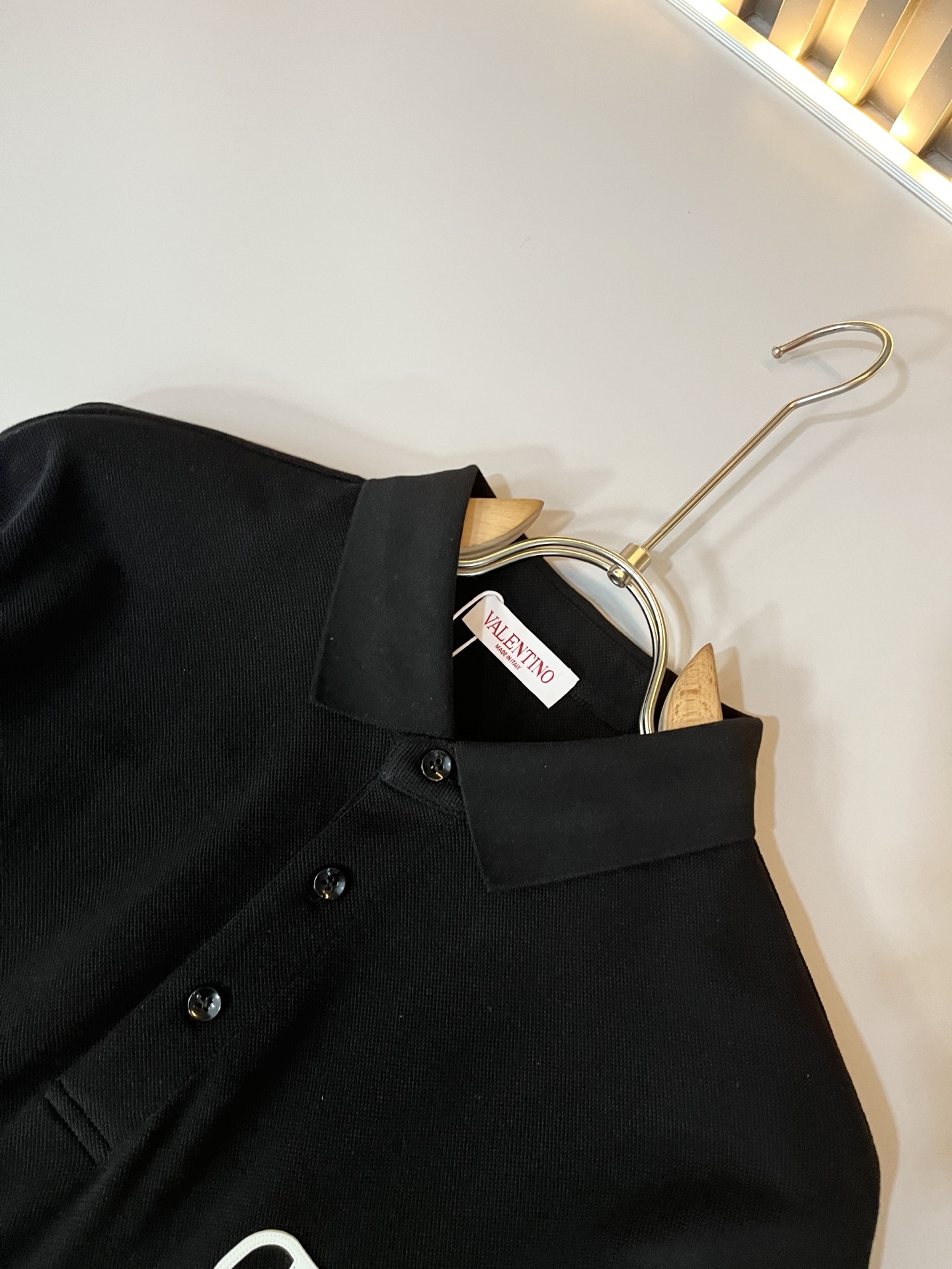  VALENTI*O华伦*奴～柜台款，2024春夏新款短袖休闲Polo衫，衣身压胶logo设计！简单时尚