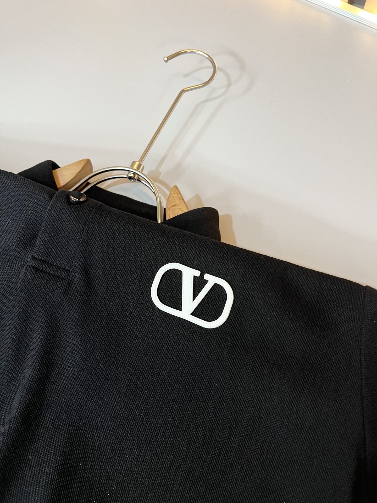  VALENTI*O华伦*奴～柜台款，2024春夏新款短袖休闲Polo衫，衣身压胶logo设计！简单时尚