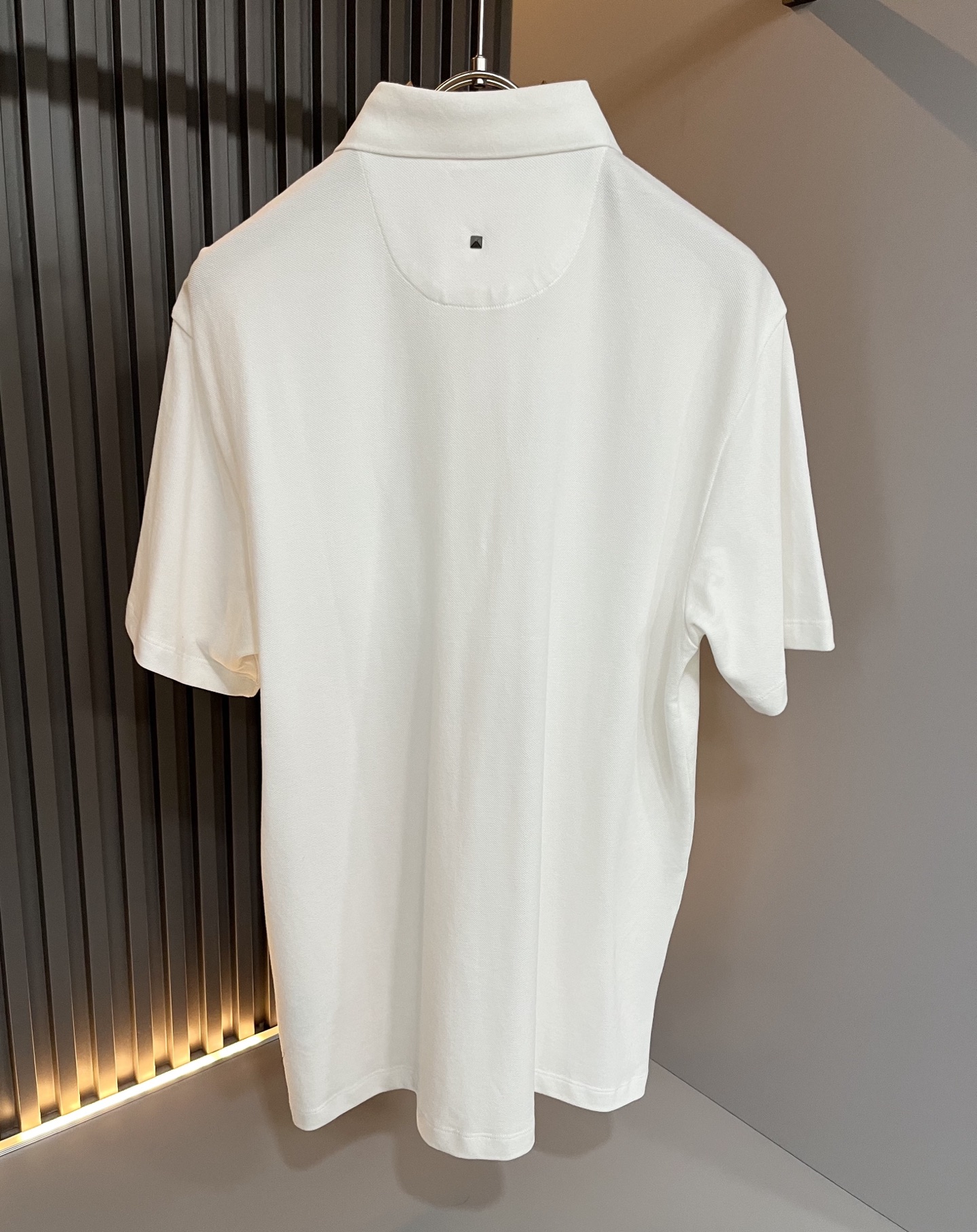  VALENTI*O华伦*奴～柜台款，2024春夏新款短袖休闲Polo衫，衣身压胶logo设计！简单时尚