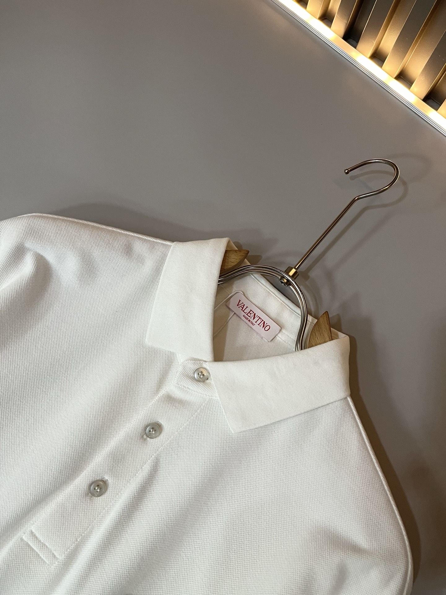  VALENTI*O华伦*奴～柜台款，2024春夏新款短袖休闲Polo衫，衣身压胶logo设计！简单时尚