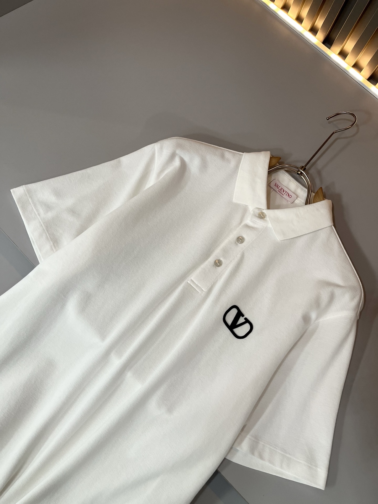  VALENTI*O华伦*奴～柜台款，2024春夏新款短袖休闲Polo衫，衣身压胶logo设计！简单时尚
