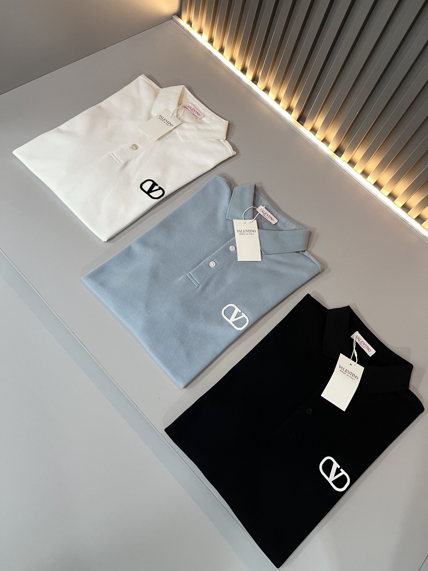  VALENTI*O华伦*奴～柜台款，2024春夏新款短袖休闲Polo衫，衣身压胶logo设计！简单时尚
