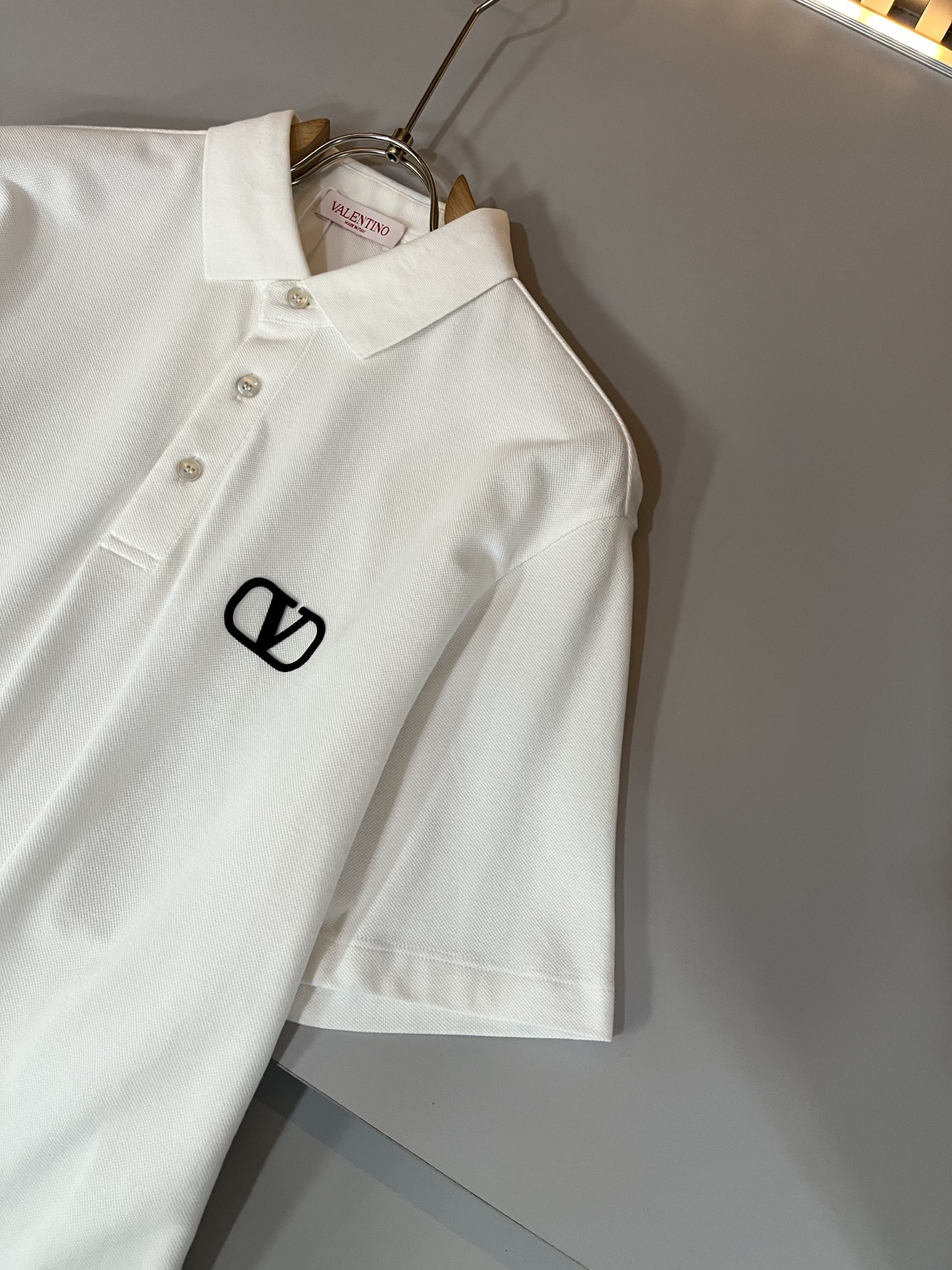  VALENTI*O华伦*奴～柜台款，2024春夏新款短袖休闲Polo衫，衣身压胶logo设计！简单时尚