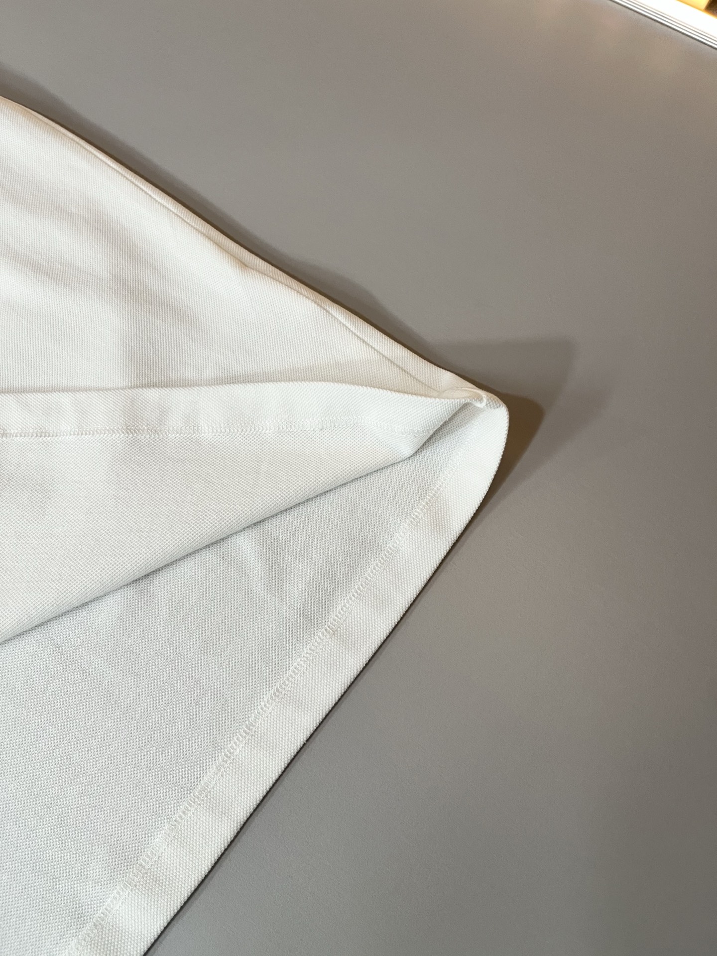  VALENTI*O华伦*奴～柜台款，2024春夏新款短袖休闲Polo衫，衣身压胶logo设计！简单时尚