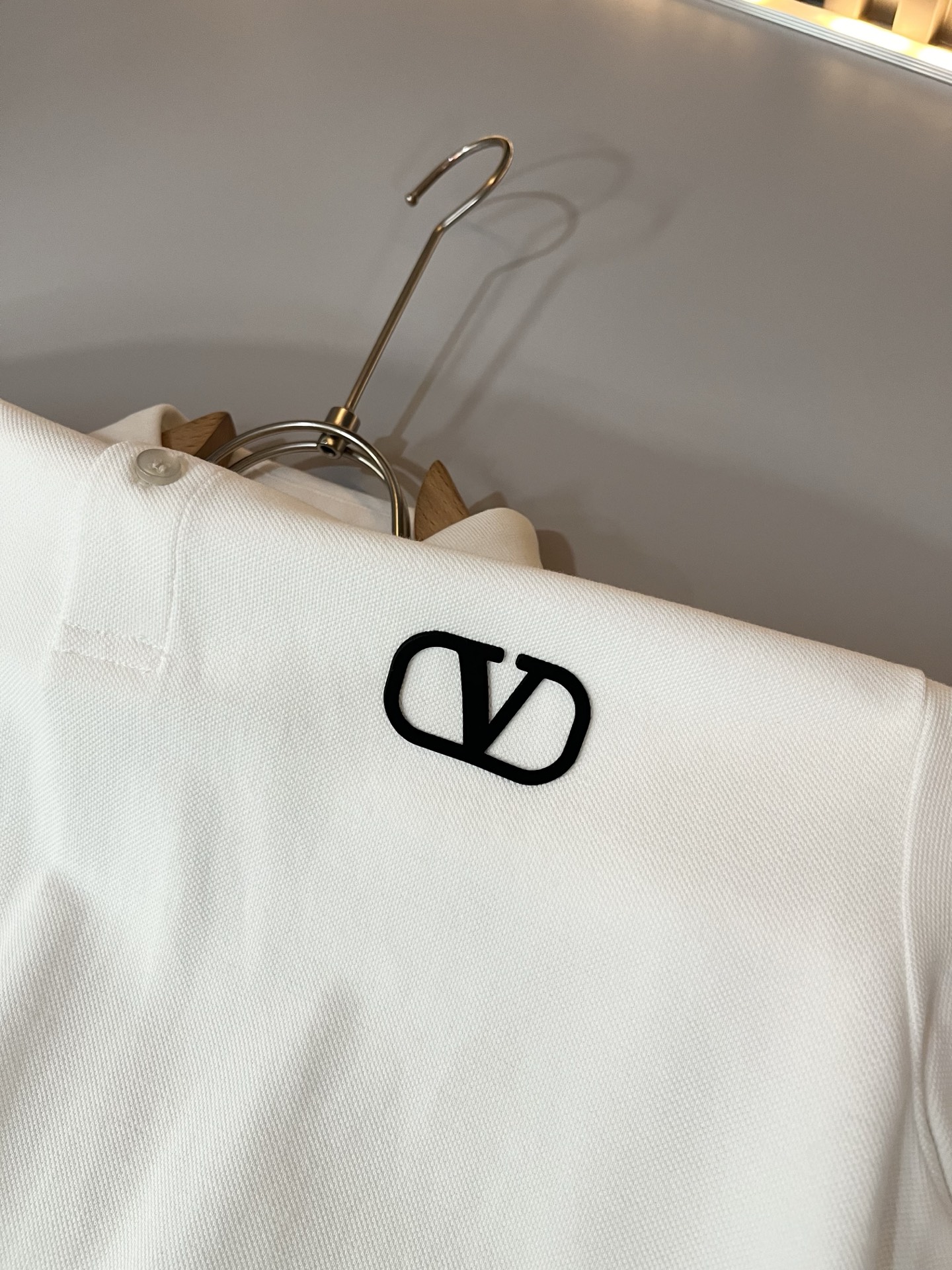  VALENTI*O华伦*奴～柜台款，2024春夏新款短袖休闲Polo衫，衣身压胶logo设计！简单时尚