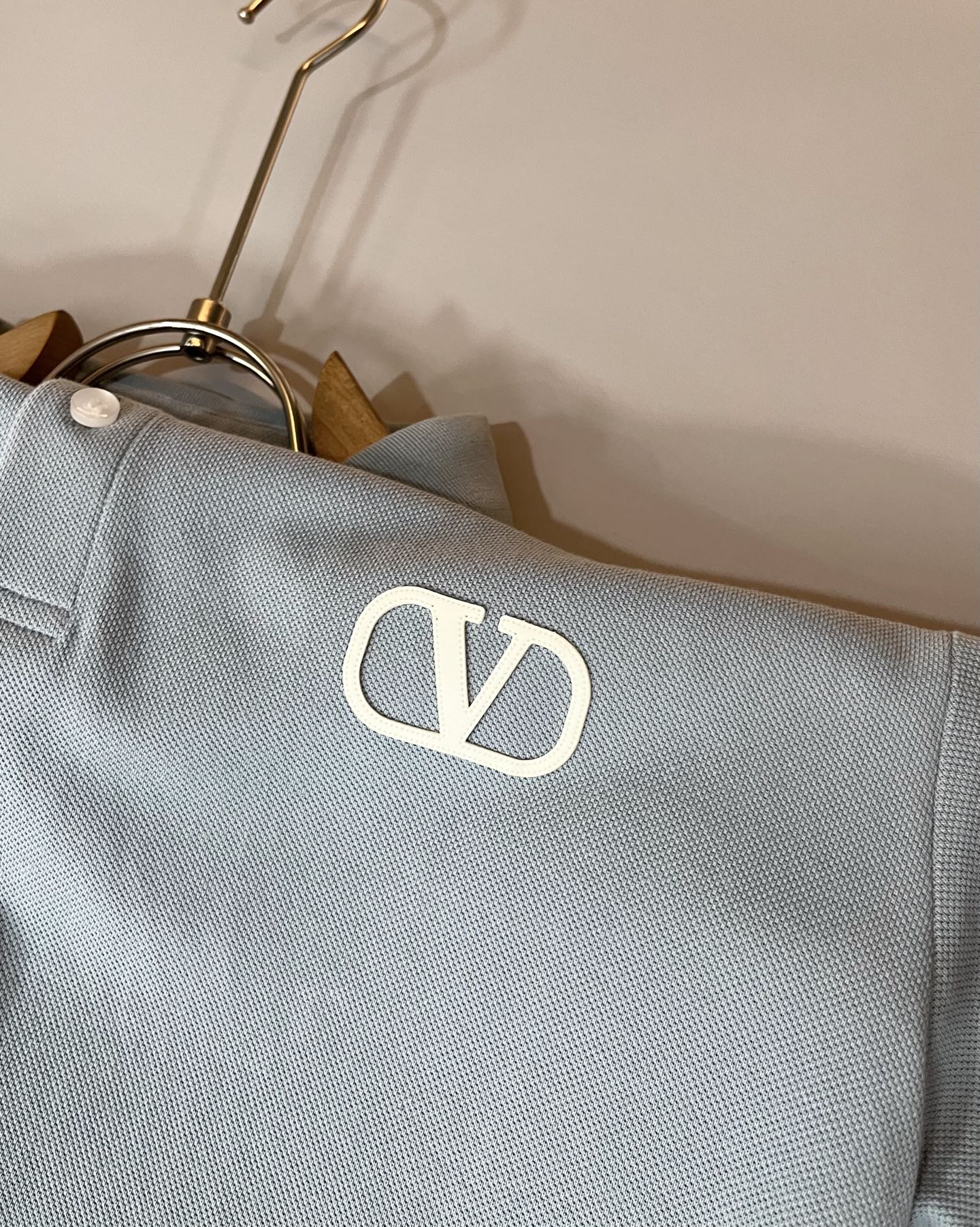  VALENTI*O华伦*奴～柜台款，2024春夏新款短袖休闲Polo衫，衣身压胶logo设计！简单时尚