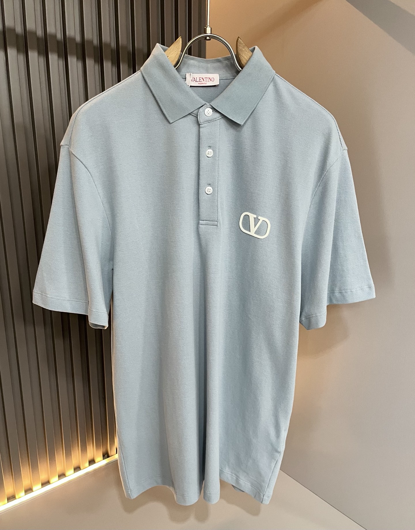  VALENTI*O华伦*奴～柜台款，2024春夏新款短袖休闲Polo衫，衣身压胶logo设计！简单时尚