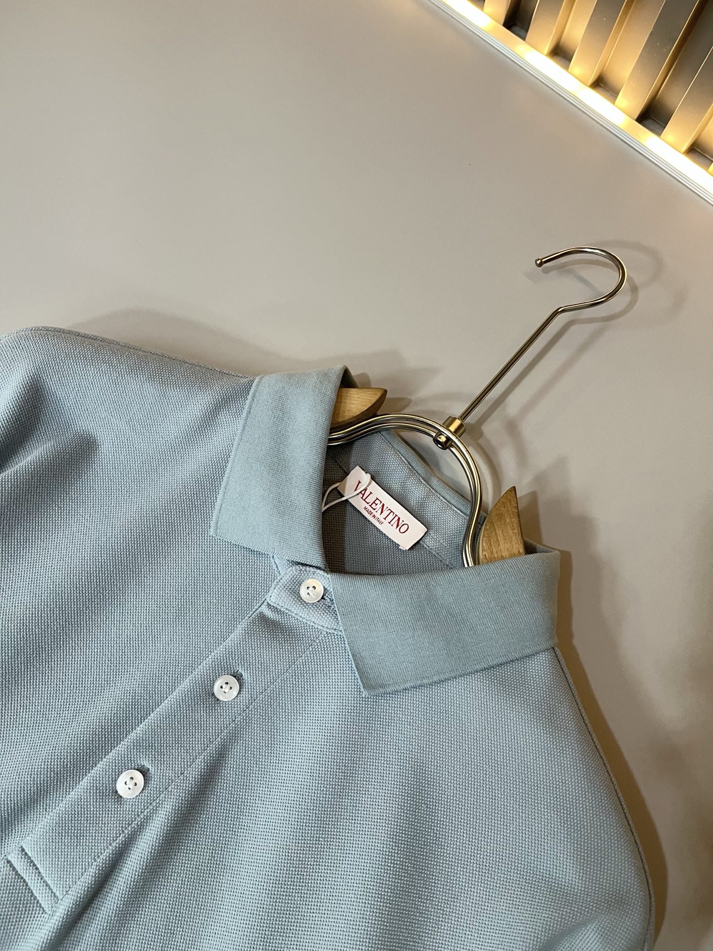  VALENTI*O华伦*奴～柜台款，2024春夏新款短袖休闲Polo衫，衣身压胶logo设计！简单时尚