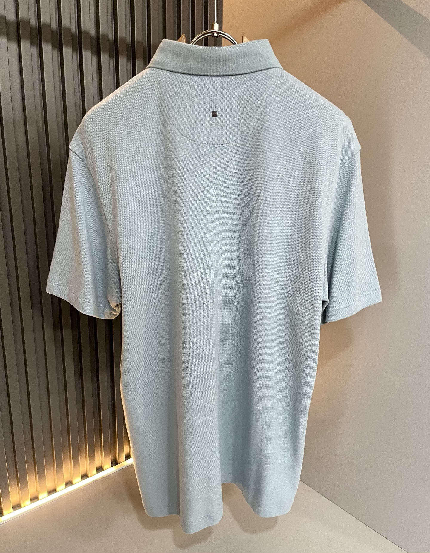  VALENTI*O华伦*奴～柜台款，2024春夏新款短袖休闲Polo衫，衣身压胶logo设计！简单时尚