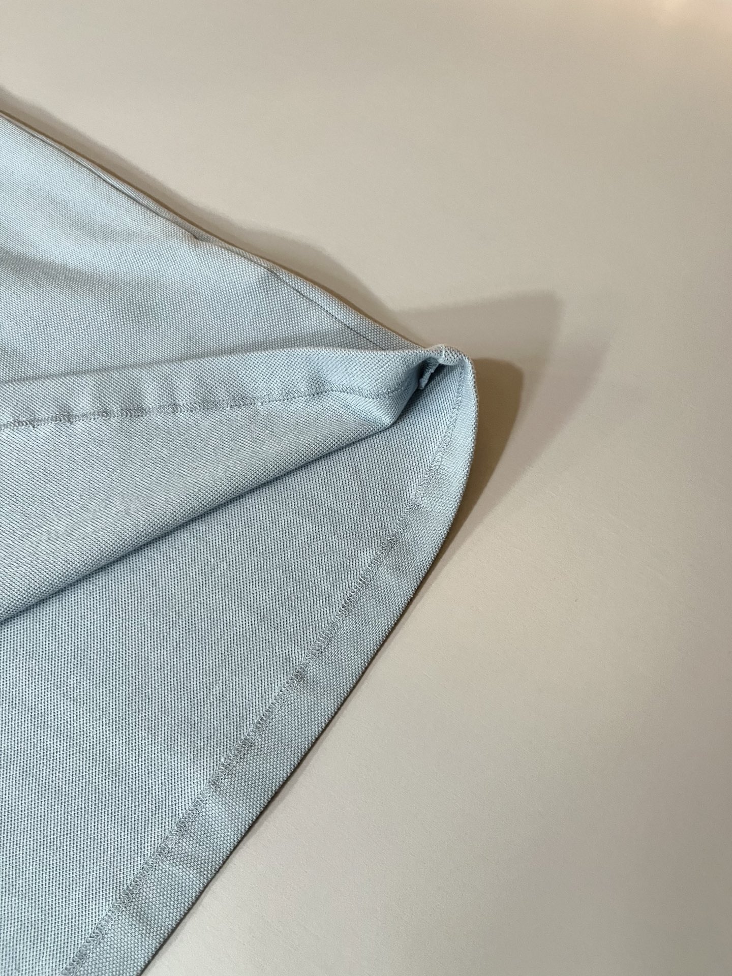  VALENTI*O华伦*奴～柜台款，2024春夏新款短袖休闲Polo衫，衣身压胶logo设计！简单时尚