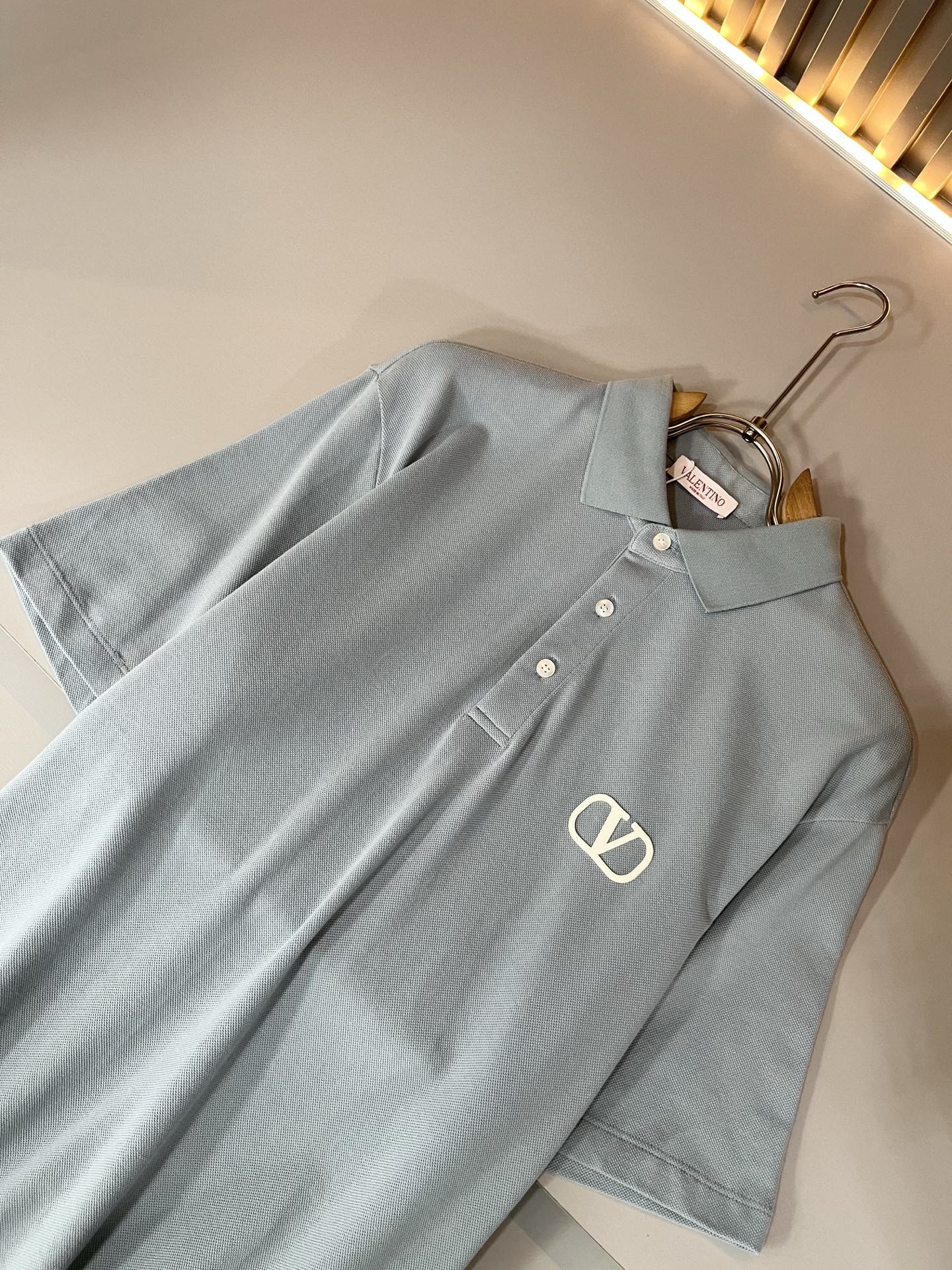  VALENTI*O华伦*奴～柜台款，2024春夏新款短袖休闲Polo衫，衣身压胶logo设计！简单时尚