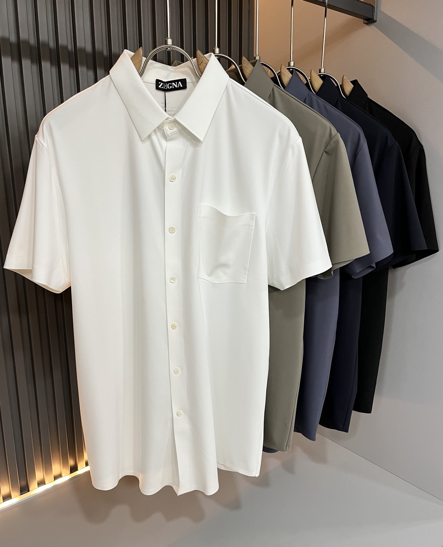 NO:509444,Ermenegildo Zeg*aJia 2025 spring and summer new products for men's casual short-sleeved shirts, foreign trade company orders!  It is one of the classic exclusive fabrics of Zenia!  Customized original stretch spandex fabric!  The touch is soft and delicate, but the shape is straight and stylish!  Extremely luxurious details... Perfectly interpret high-quality quality. Size M-3XL, zegna, T-shirt, alexander wang19860909Ermenegildo Zeg*a杰*亚 2025春夏新品男士休闲短袖衬衣,外贸公司订单！是杰尼亚经典的专有织物之一！ 定制原版弹力氨纶面料！触感又柔软细腻、但型态又笔挺有型！ 细节奢华极致… 完美演绎高品质品相.尺码M-3XL,,zegna,T-shirt,alexander wang,Men's clothing