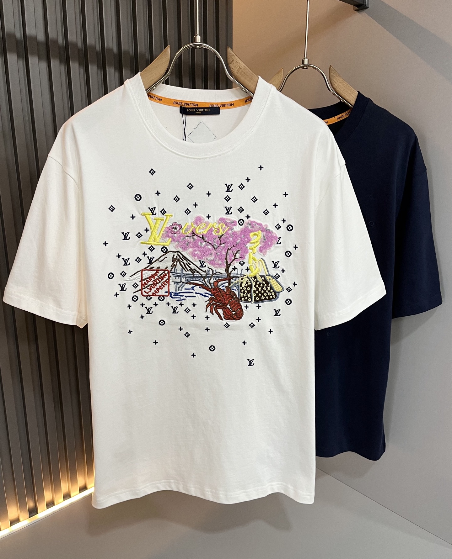 NO:511352,LouisVuitt*Louis*Deng The new series of spring and summer 2025 products are launched, a very fashionable and avant-garde short-sleeved T-shirt for men and women, with logo embroidery embroidery decoration!  Different from the past, it declares the design concept of brand inheritance!  Its eye-catchingness is no less than any classic style, perfectly presenting the fashionable, high-end and luxurious feeling in front of the world!  Made of imported 260 grams of cotton, selected high-quality pure cotton fabrics, soft and soft to the touch, the real thing is definitely beyond your imagination, close to the body and breathable, even if you sweat profusely, you will not feel greasy or stuffy, and will bring sweating and moisture absorption to the extreme!  Size M-3XL, louis vuitton,louis vuitton,t-shirt,tees,t-shirt,alexander wang19860909LouisVuitt*路易*登 2025春夏全新系列单品上线,非常时髦前卫的一款男女同款短袖T恤,标识logo图案刺绣修饰！区别于以往的不同,宣示品牌传承的设计理念！其吸睛度完全不亚于任何经典款式,将时髦高级感与奢华感完美呈现在世人眼前！客供进口260克全棉材质制成,精选优质纯棉面料,触感软糯亲肤细腻,实物到手绝对超乎你的想象,贴身无比舒适透气,即便是汗流浃背也不会有腻身及闷热感可言,将排汗吸湿性发挥到了极致！尺码M-3XL,,louis vuitton,louis vuitton,T-shirt,tees，t-shirt,alexander wang,Men's clothing