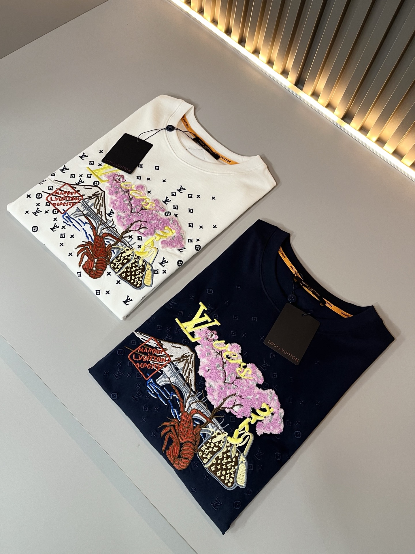  LouisVuitt*路易*登 2025春夏全新系列单品上线，非常时髦前卫的一款男女同款短袖T恤，标识