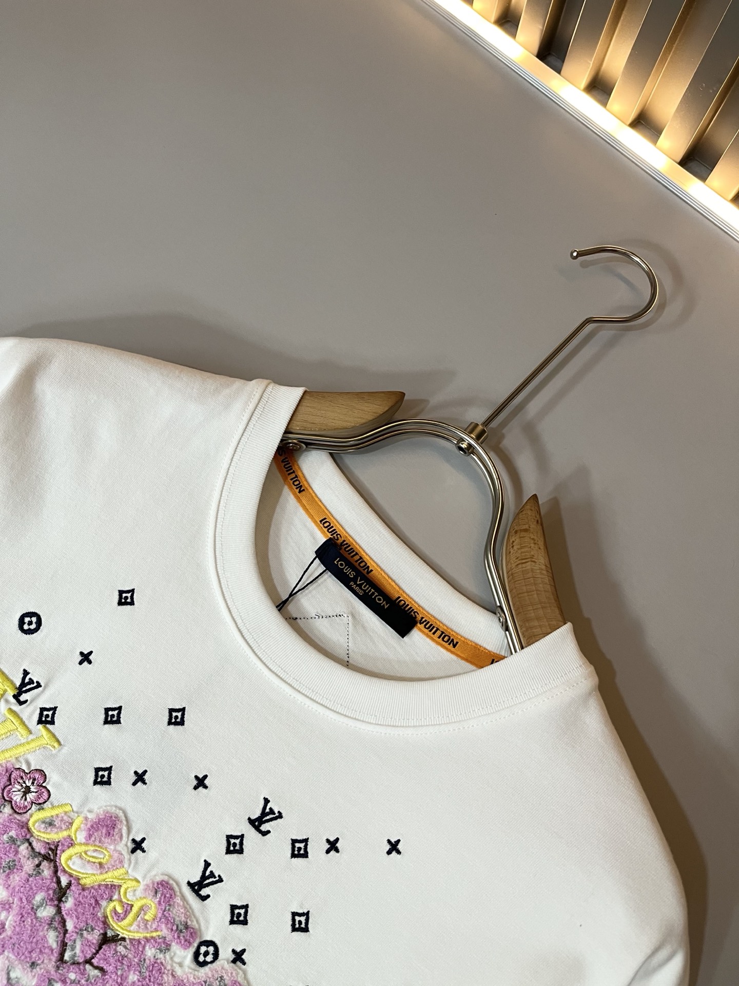  LouisVuitt*路易*登 2025春夏全新系列单品上线，非常时髦前卫的一款男女同款短袖T恤，标识