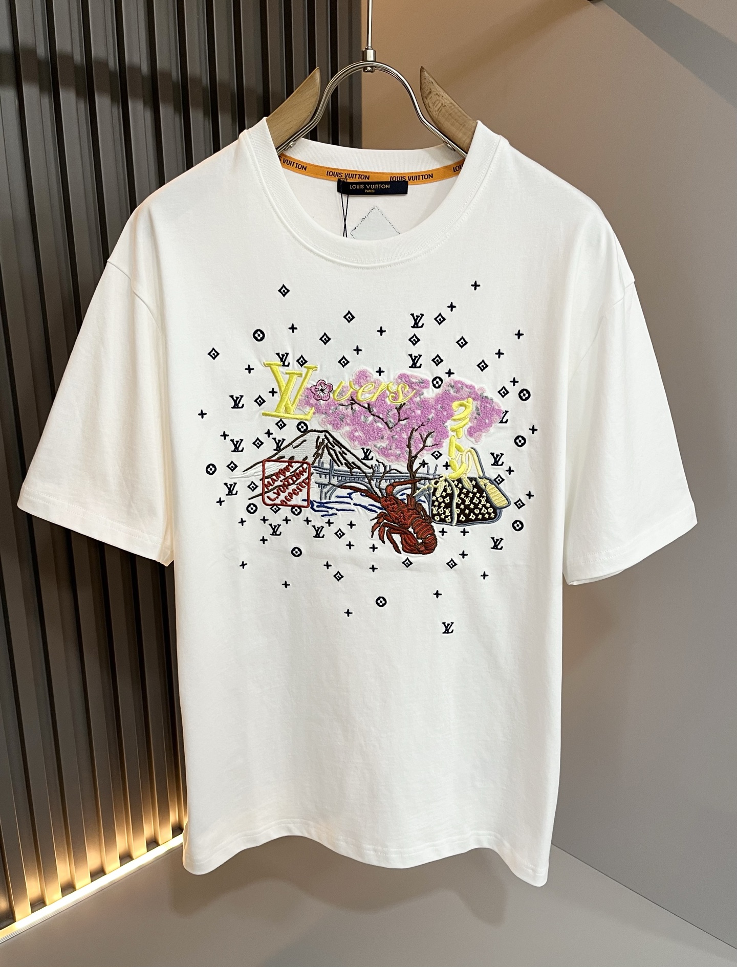  LouisVuitt*路易*登 2025春夏全新系列单品上线，非常时髦前卫的一款男女同款短袖T恤，标识