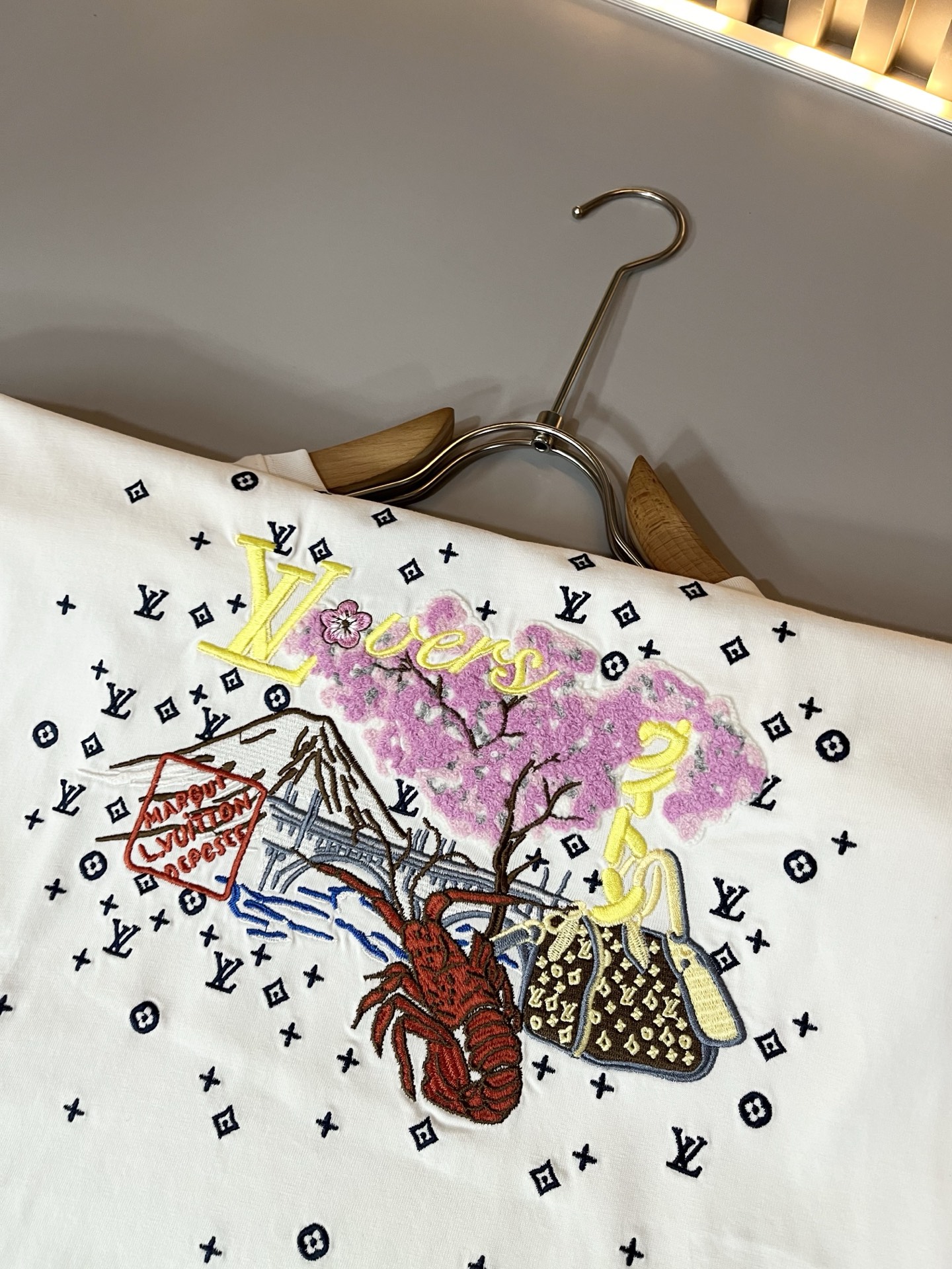  LouisVuitt*路易*登 2025春夏全新系列单品上线，非常时髦前卫的一款男女同款短袖T恤，标识