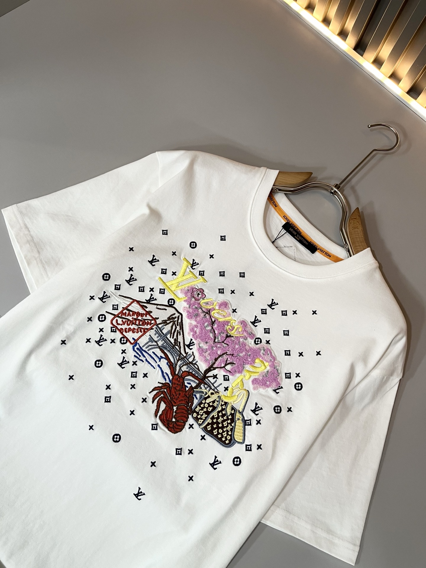  LouisVuitt*路易*登 2025春夏全新系列单品上线，非常时髦前卫的一款男女同款短袖T恤，标识