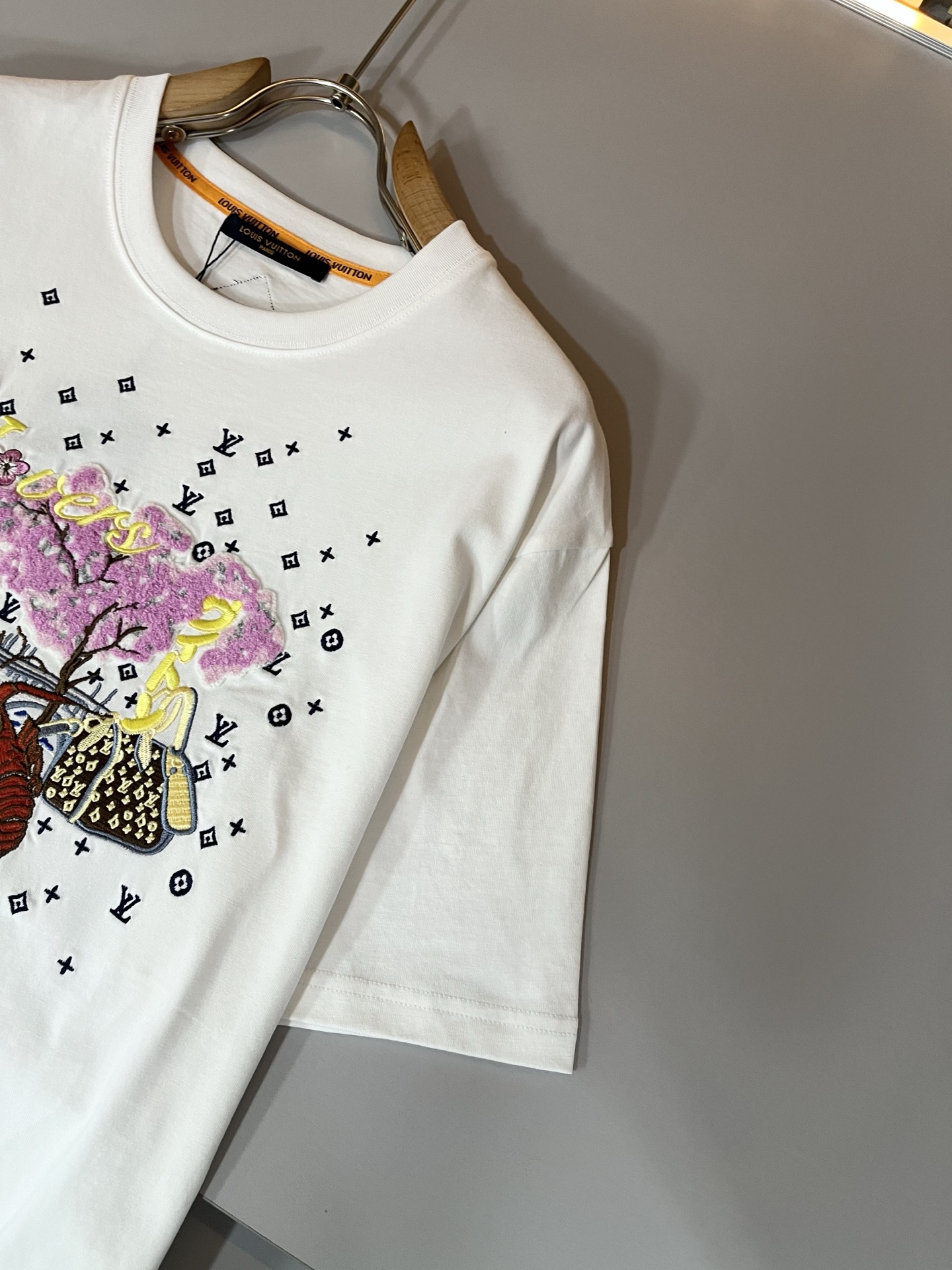  LouisVuitt*路易*登 2025春夏全新系列单品上线，非常时髦前卫的一款男女同款短袖T恤，标识