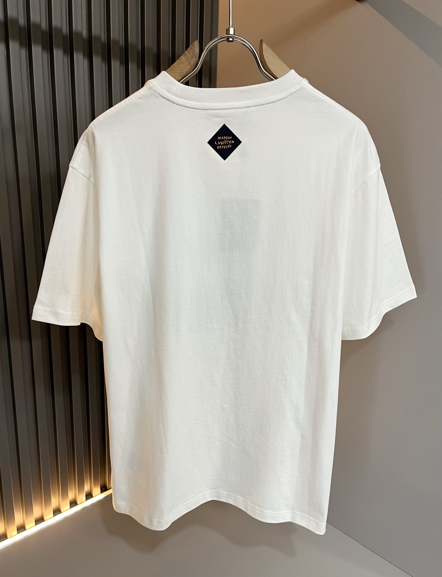  LouisVuitt*路易*登 2025春夏全新系列单品上线，非常时髦前卫的一款男女同款短袖T恤，标识