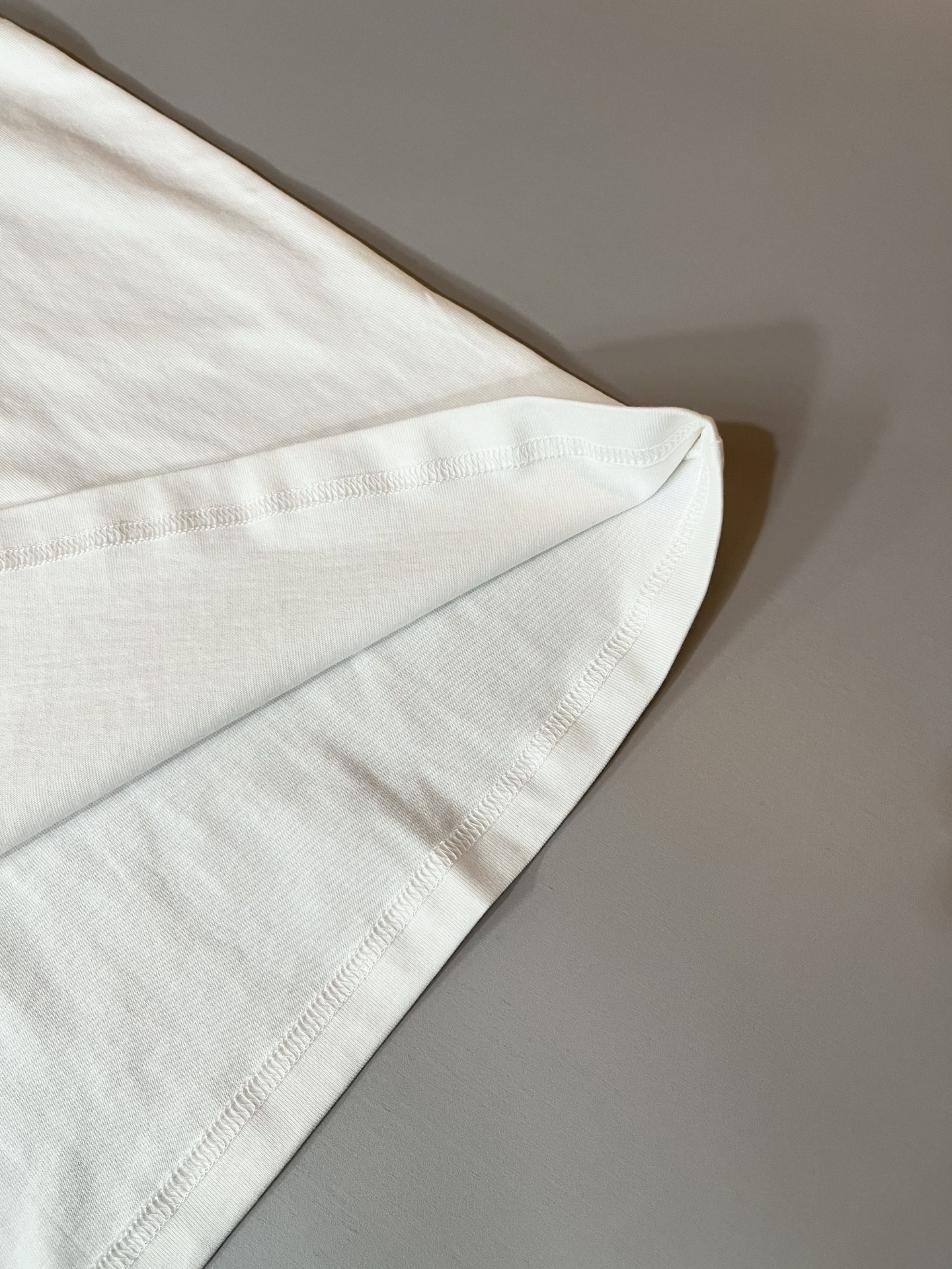  LouisVuitt*路易*登 2025春夏全新系列单品上线，非常时髦前卫的一款男女同款短袖T恤，标识