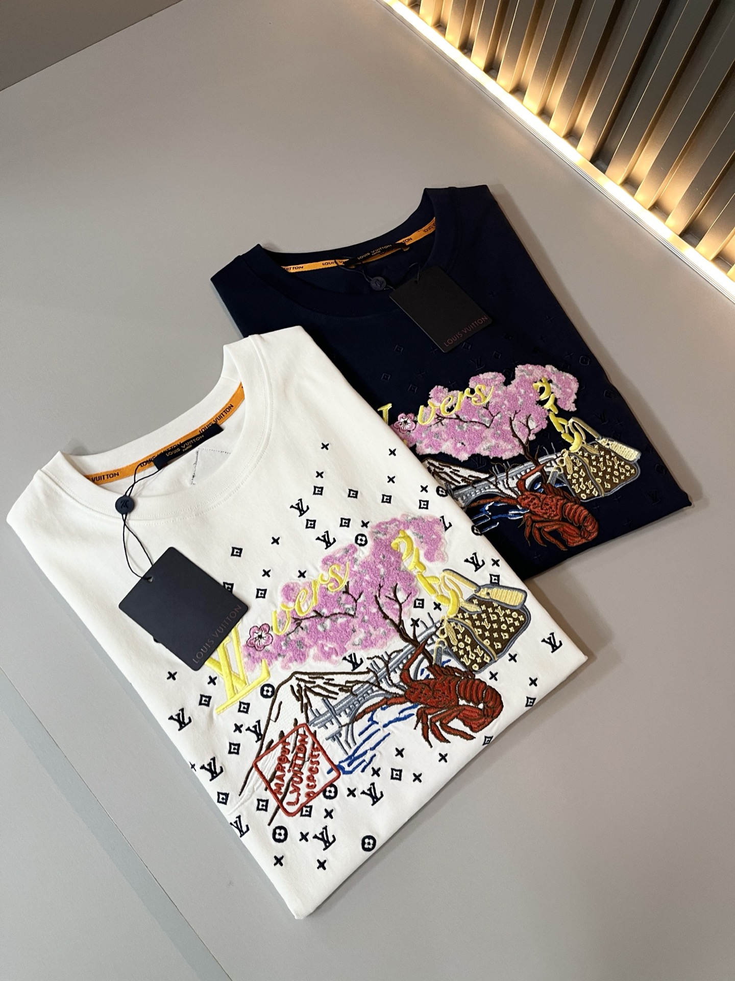  LouisVuitt*路易*登 2025春夏全新系列单品上线，非常时髦前卫的一款男女同款短袖T恤，标识