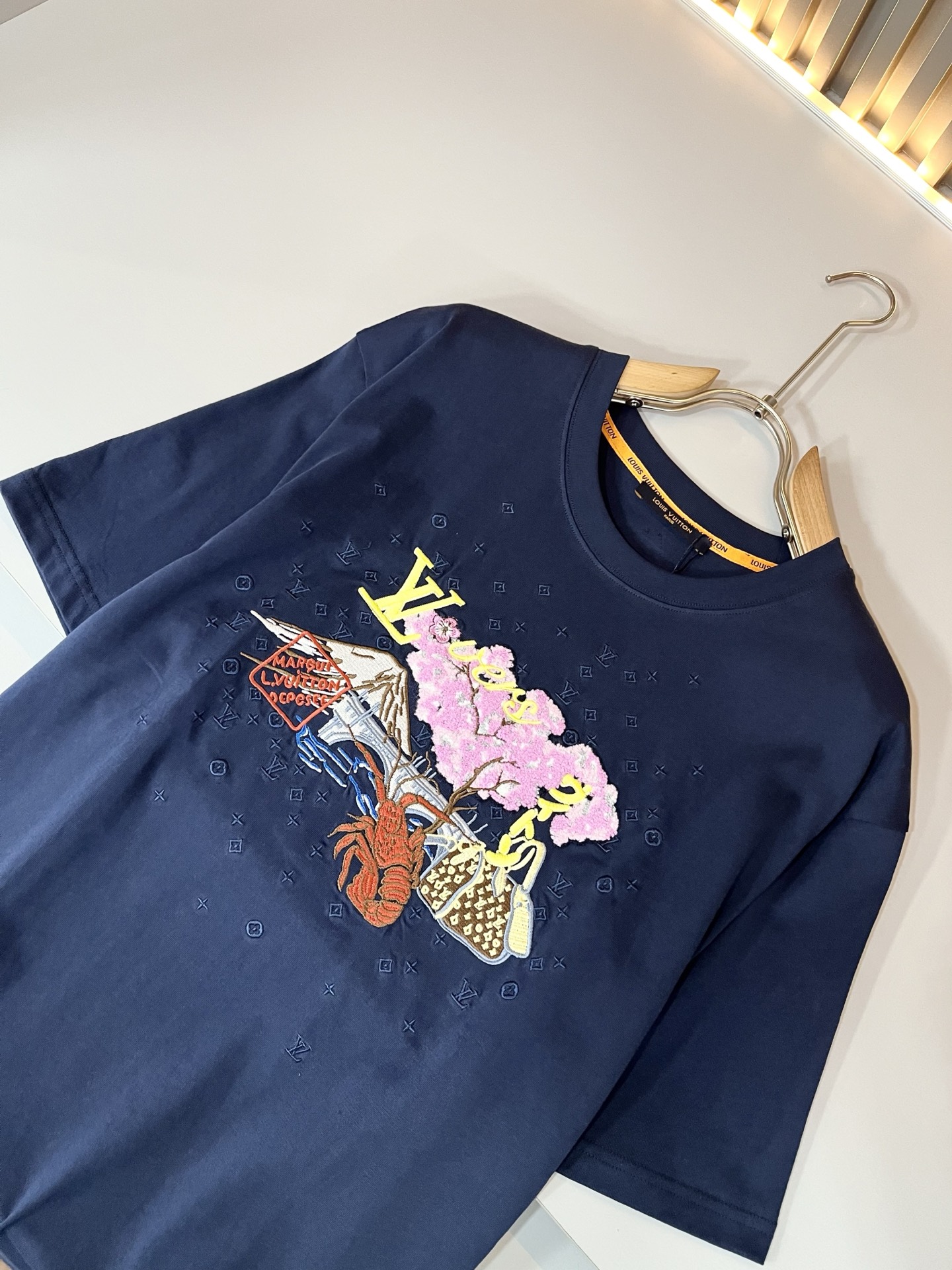  LouisVuitt*路易*登 2025春夏全新系列单品上线，非常时髦前卫的一款男女同款短袖T恤，标识